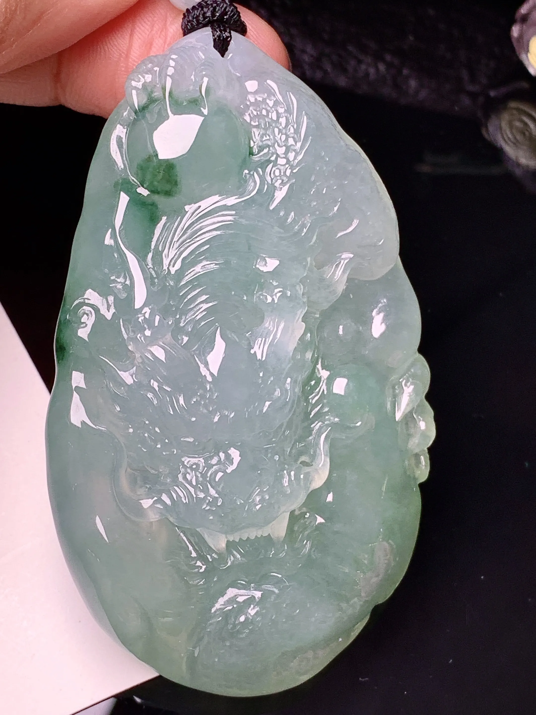 飘绿龙牌吊坠 玉质细腻 水润亮眼 色泽艳丽 整体尺寸65.3*40.5*13