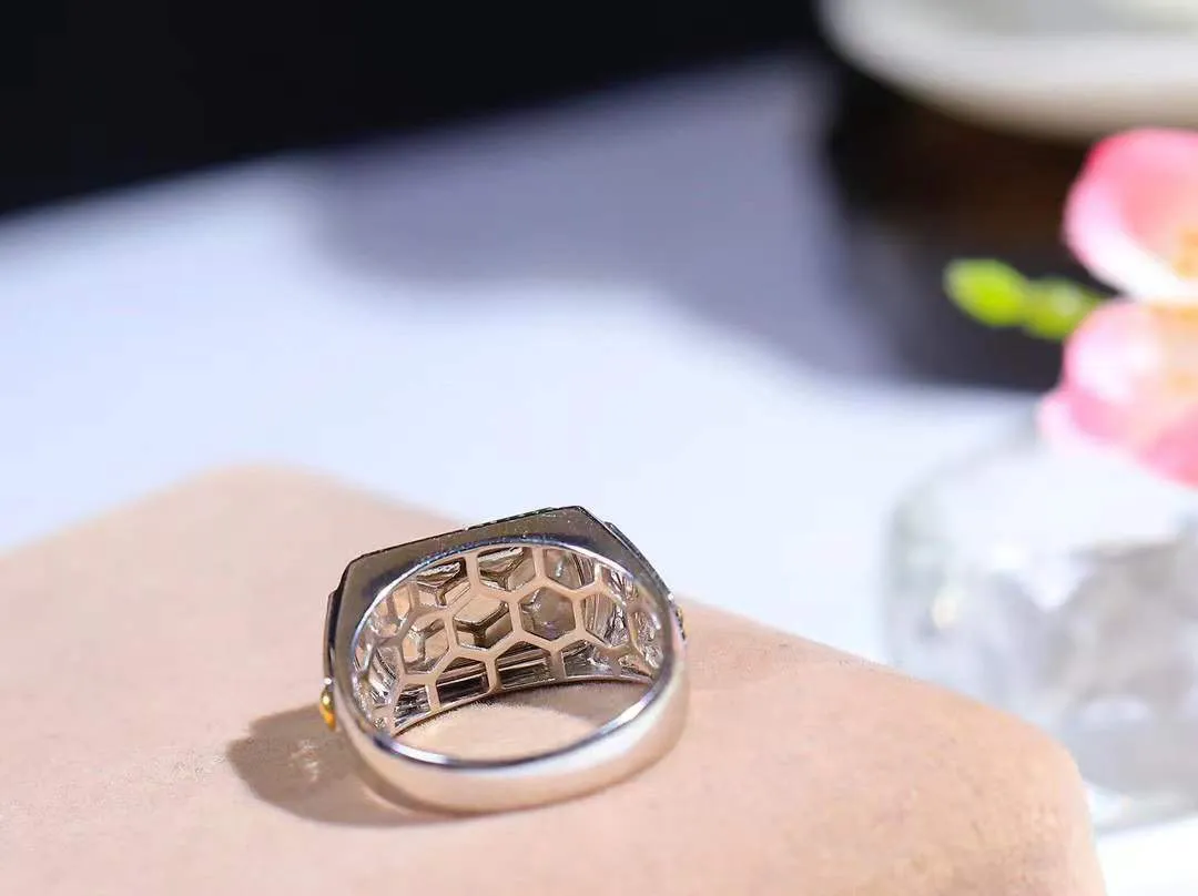 【金镶玉.戒指】

精品和田玉碧玉18k金戒指 玉质细腻温润 油性十足 ，不论时光如何流转变化，这枚戒指始终闪耀着最初的光芒。精工镶嵌18K金 （保真金 可检测贵金属18K金） 重7.3克 尺寸19-15-8.8mm 23120736A