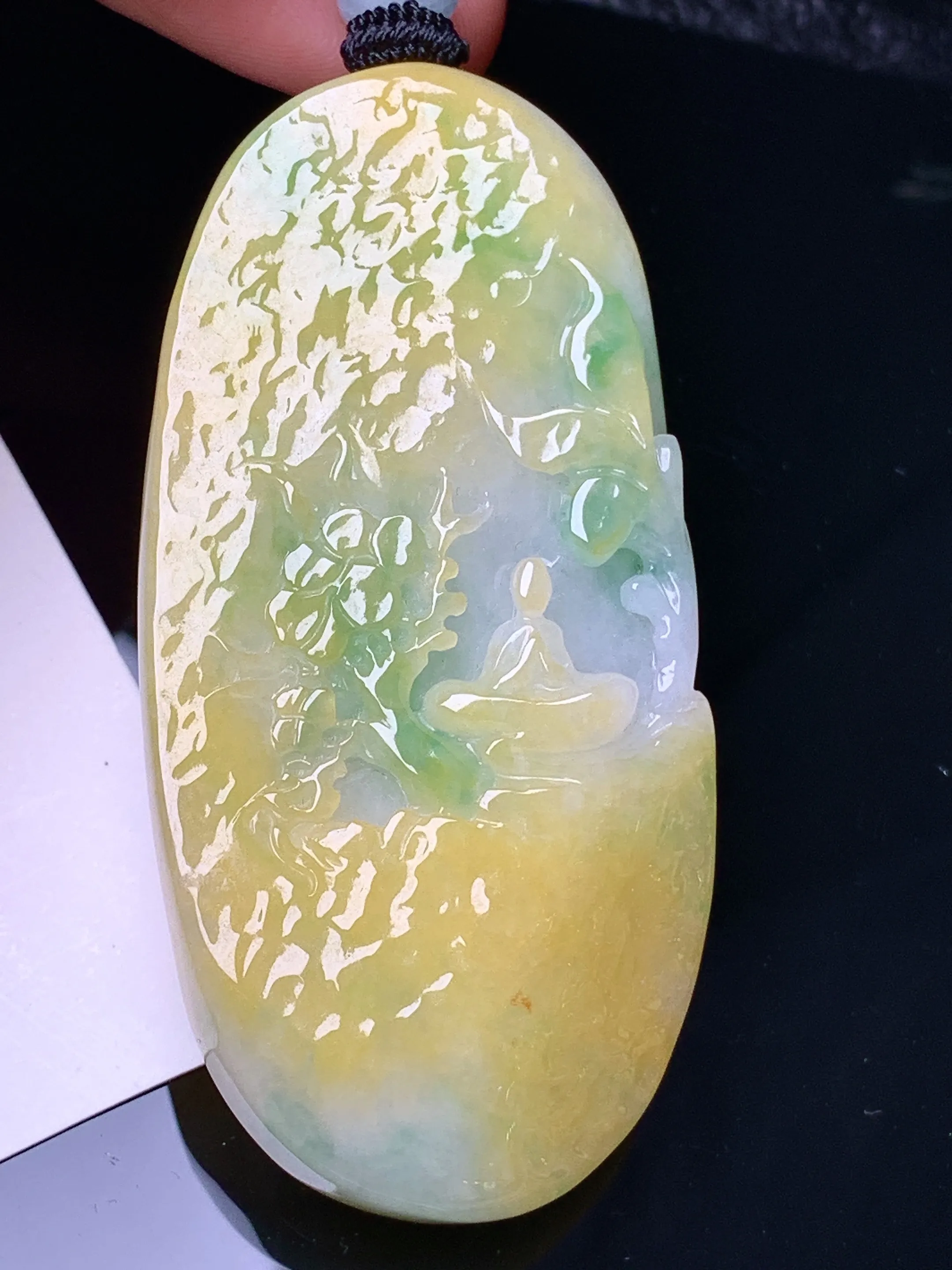 飘黄绿悟道吊坠 玉质细腻 水润亮眼 色泽艳丽 整体尺寸61.7*30*12