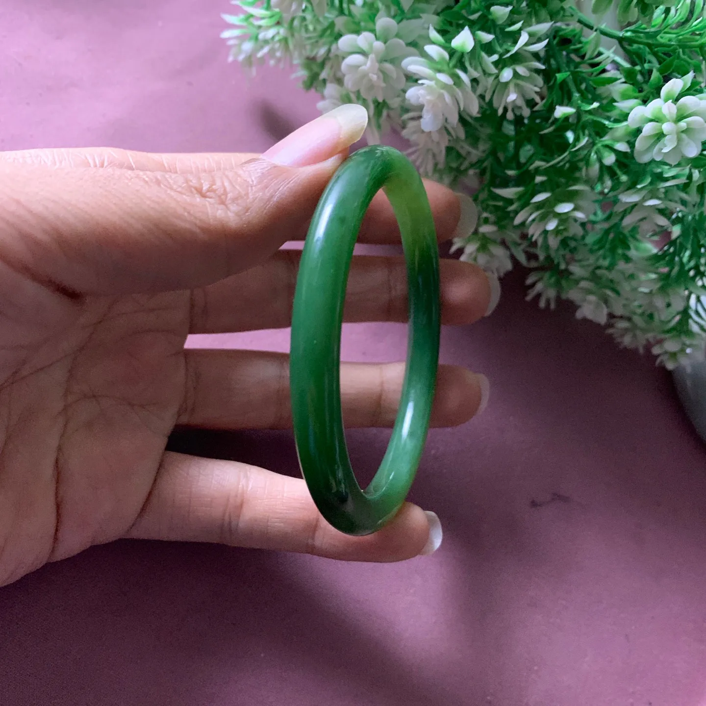 58.8圈口和田玉碧玉阳绿色宽条手镯【挽间柔情】，碧玉美人条手镯，镯型古朴典雅。在诗情画意的雨巷相遇，你是我腕间的一抹风情，有你眸有深情.清风荡漾湖间静水，我愿俯身低眉，在烟波涟漪处寻你
