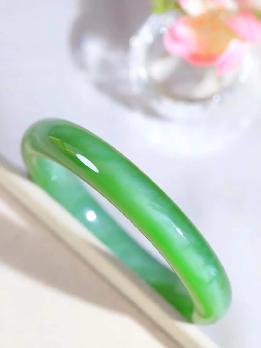 【碧色荡漾·手镯】

典藏级臻品和田玉碧玉猫眼手镯，玉质细腻温润，手感舒适，️线条流畅，简约大气，美自天成，佩戴于腕间，婉约之美，举手投足间透出那份低调奢华，醉人心扉。重62克  内径圈口59mm  尺寸12-9.7mm  FDA-66120633