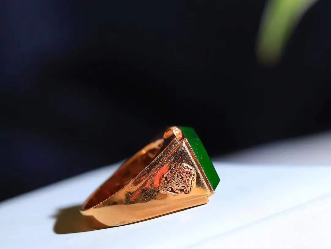 【金镶玉.戒指】

精品和田玉碧玉18k金戒指 玉质细腻温润 油性十足 ，不论时光如何流转变化，这枚