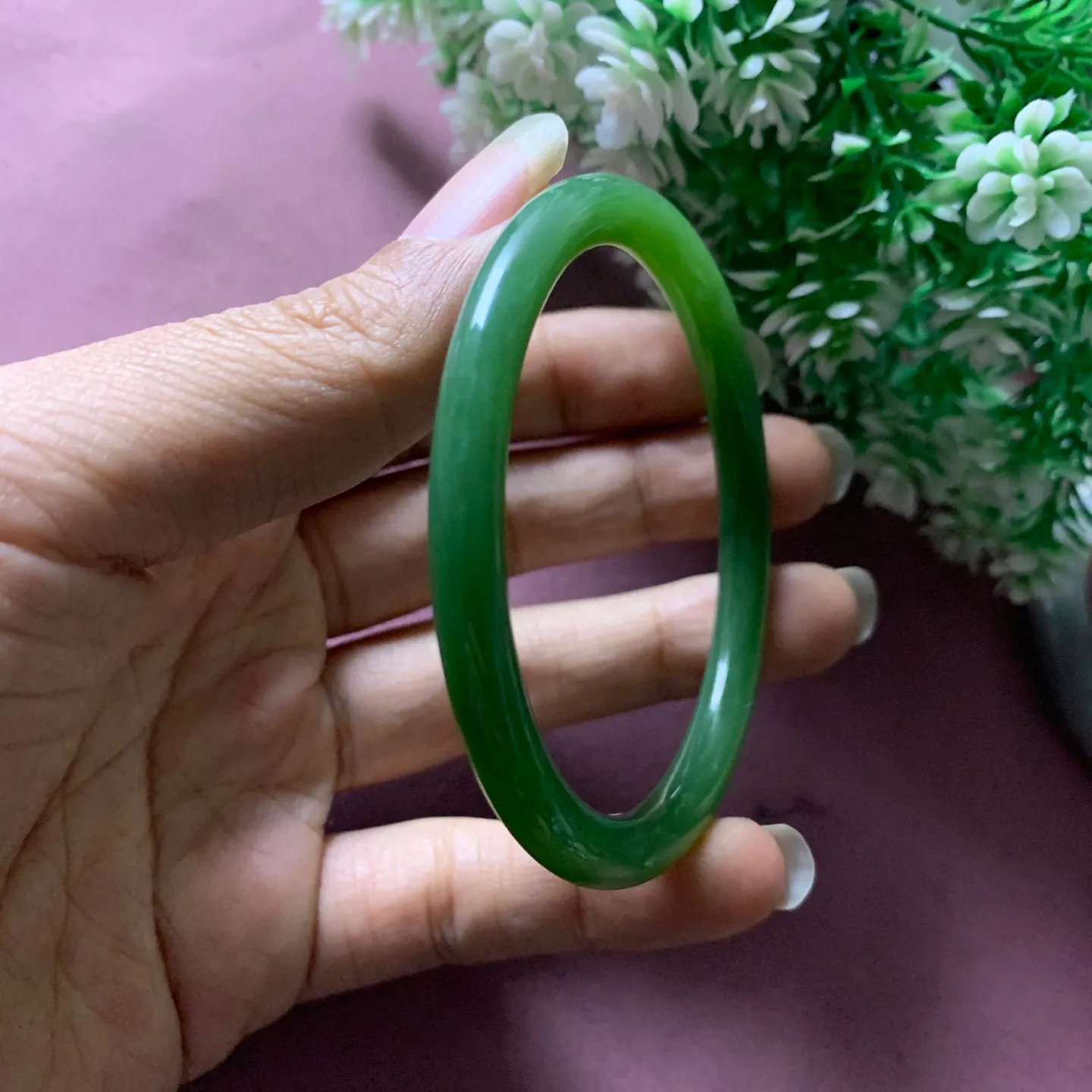 59圈口和田玉碧玉阳绿色宽条手镯【挽间柔情】，碧玉美人条手镯，镯型古朴典雅。在诗情画意的雨巷相遇，你