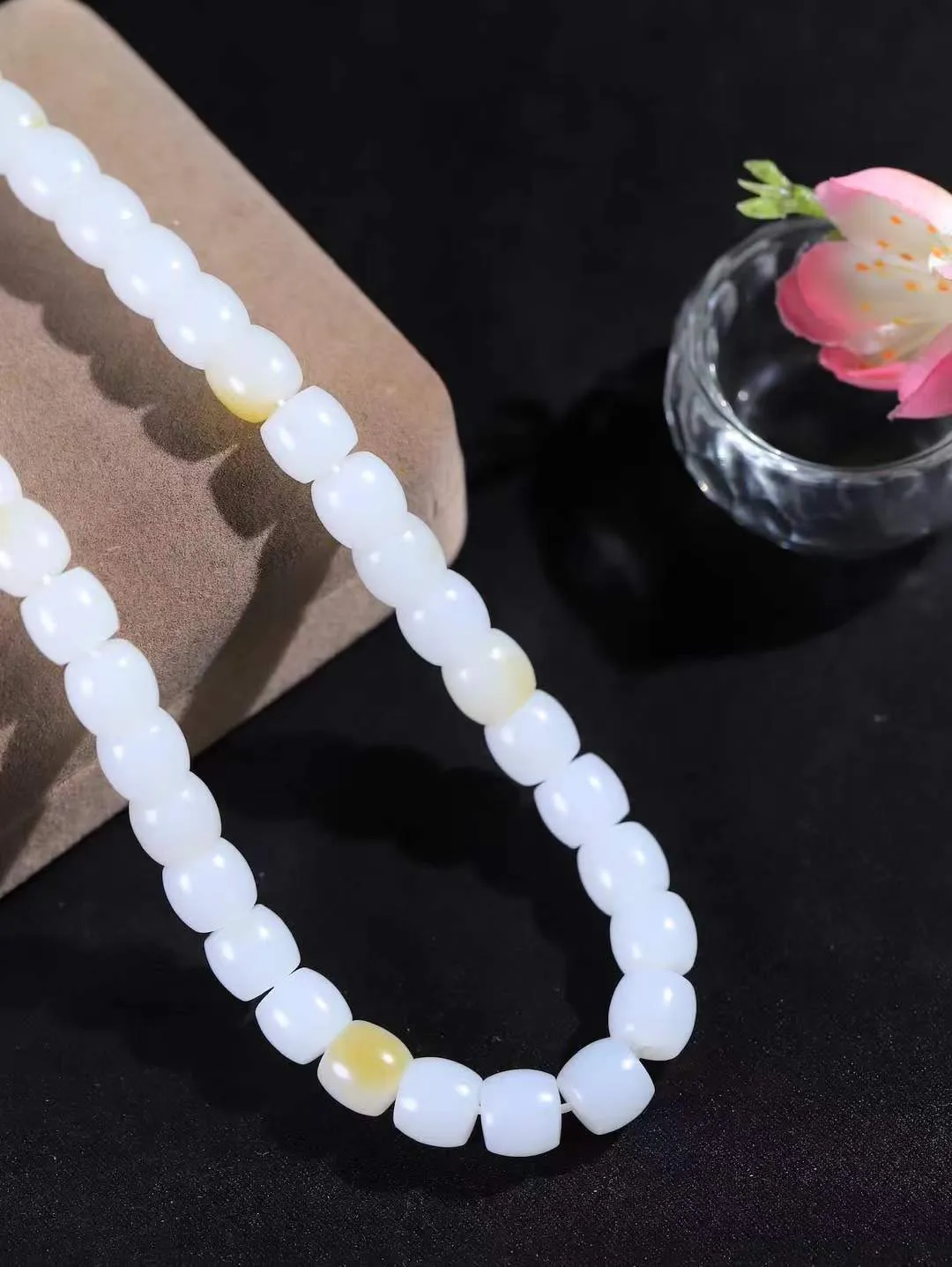 【链.108】

收藏级臻品️和田玉糖白玉直切珠108挂链 玉质温润细腻 油性十足 佩戴舒适。珠珠落玉盘，间关莺语花底滑，一生美好时光，无论身在何处，都有它相伴相守。事事顺遂，幸福美满，吉祥如意。重135克 尺寸取一8.2-8.9mm FDT-78124793