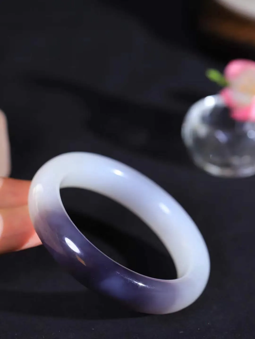 【婉约佳人.手镯】

收藏级和田玉烟紫白双色手镯 玉质温润细腻 油性十足 手感舒适，高华雅逸，线条流畅，简约大气，美自天成，素雅高贵。佩戴于腕间，婉约之美，举手投足间透出那份低调奢华。重61.4克 内径54mm尺寸13.3-9.3mm   FDT-58123731