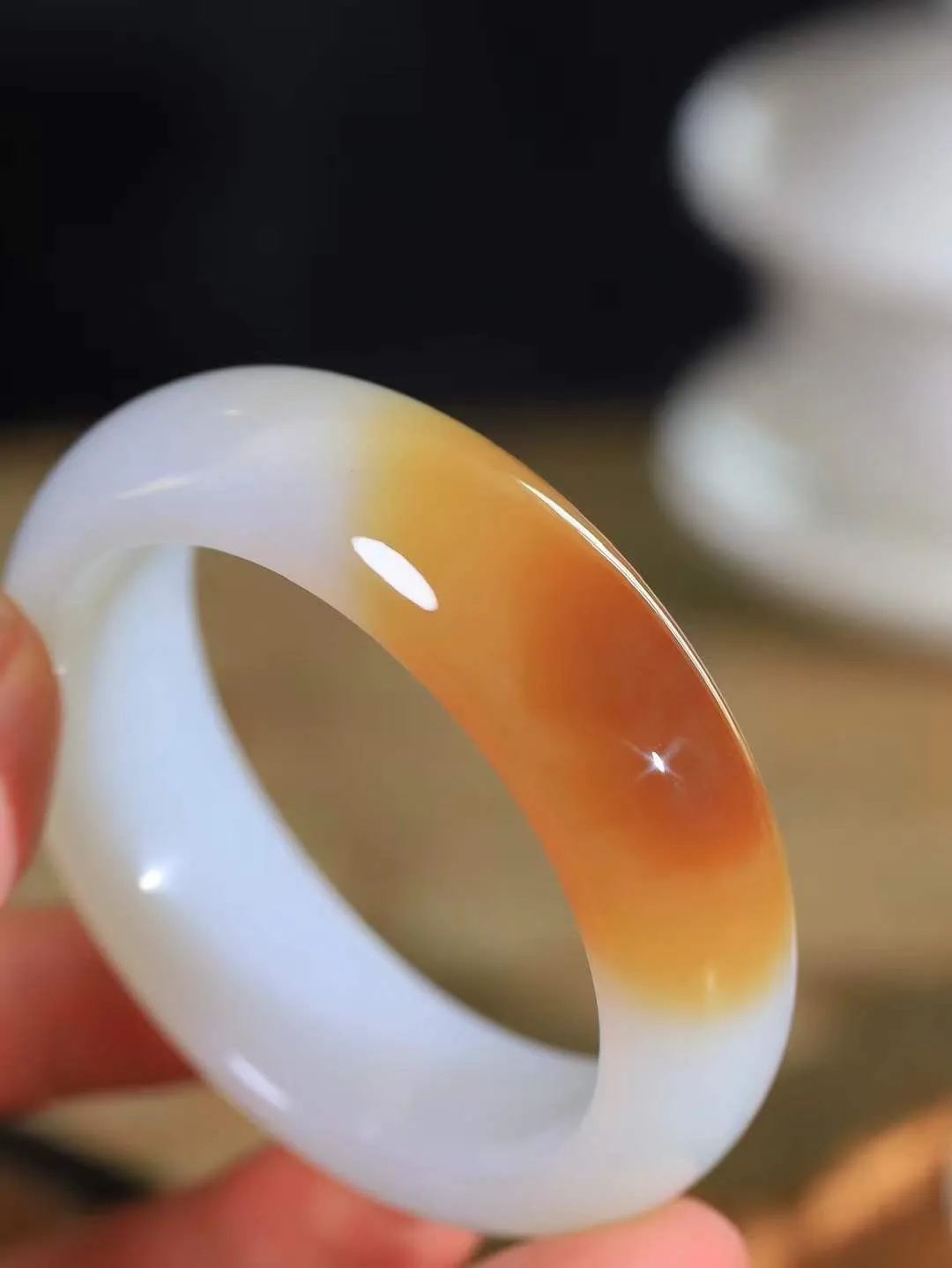 【婉约佳人.手镯】

收藏级臻品️和田玉糖白玉手镯 玉质温润细腻 油性十足 手感舒适，高华雅逸，线条流畅，简约大气，美自天成，素雅高贵。佩戴于腕间，婉约之美，举手投足间透出那份低调奢华。重89克 内径55mm  尺寸18.7-9.9mm   FDA-78120633