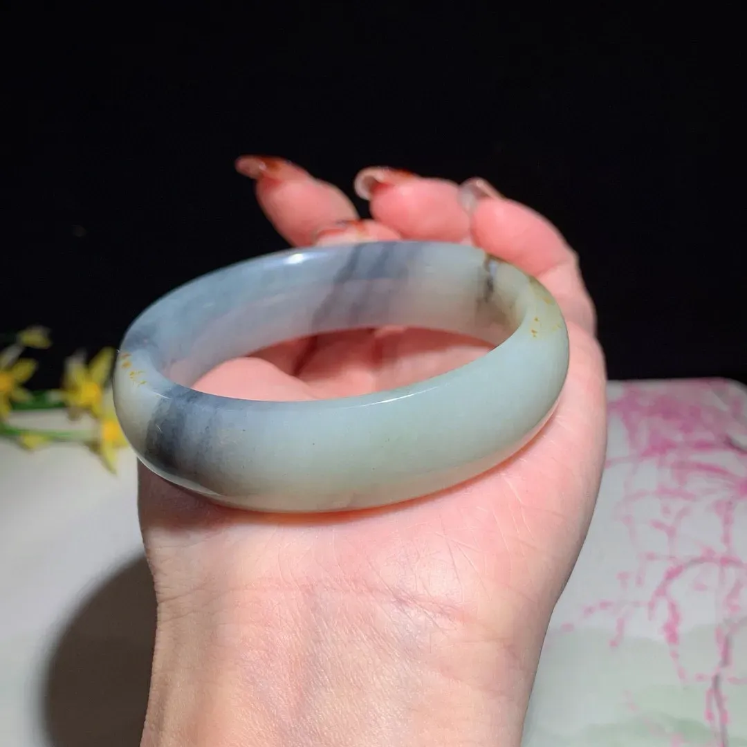 和田玉55圈口青花手镯！撒金皮，玉质细腻油润 底色纯净 无裂无黑 脂粉好，品质好！