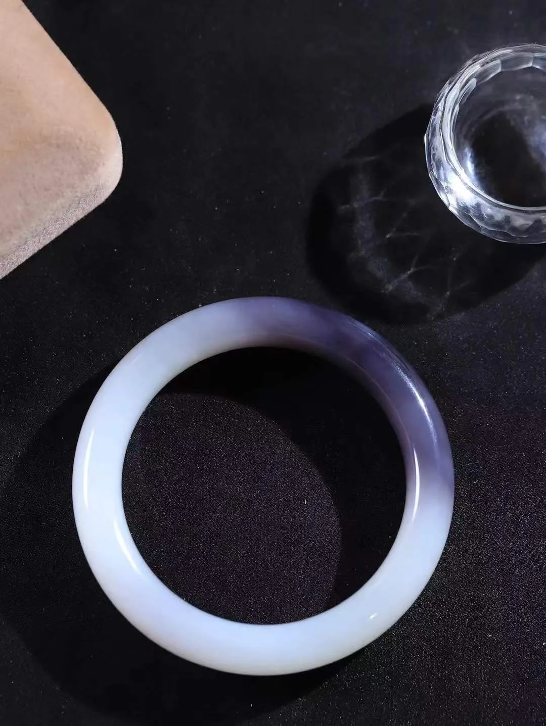 【婉约佳人.手镯】

收藏级和田玉烟紫白双色手镯 玉质温润细腻 油性十足 手感舒适，高华雅逸，线条流畅，简约大气，美自天成，素雅高贵。佩戴于腕间，婉约之美，举手投足间透出那份低调奢华。重61.4克 内径54mm尺寸13.3-9.3mm   FDT-58123731