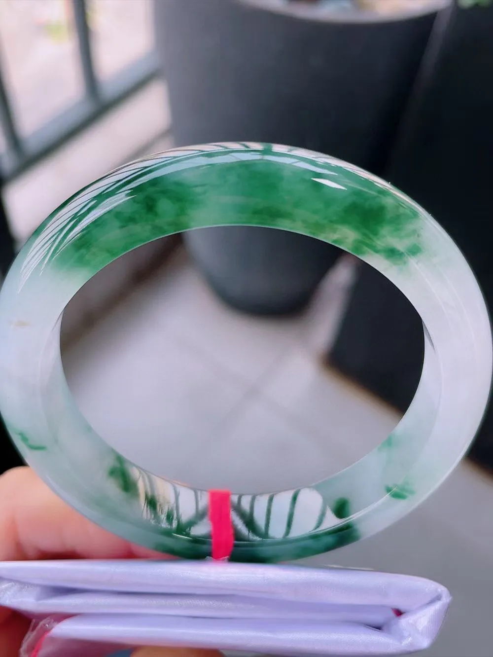 【翡翠名称】老种冰飘花58正圈口翡翠手镯
【翡翠尺寸】58-12.2-9.2mm适合57-59正圈口佩戴
【翡翠描述】缅甸天然翡翠A货，种老水足，玉质细腻，色泽靓丽，性价比高，佩戴效果好！