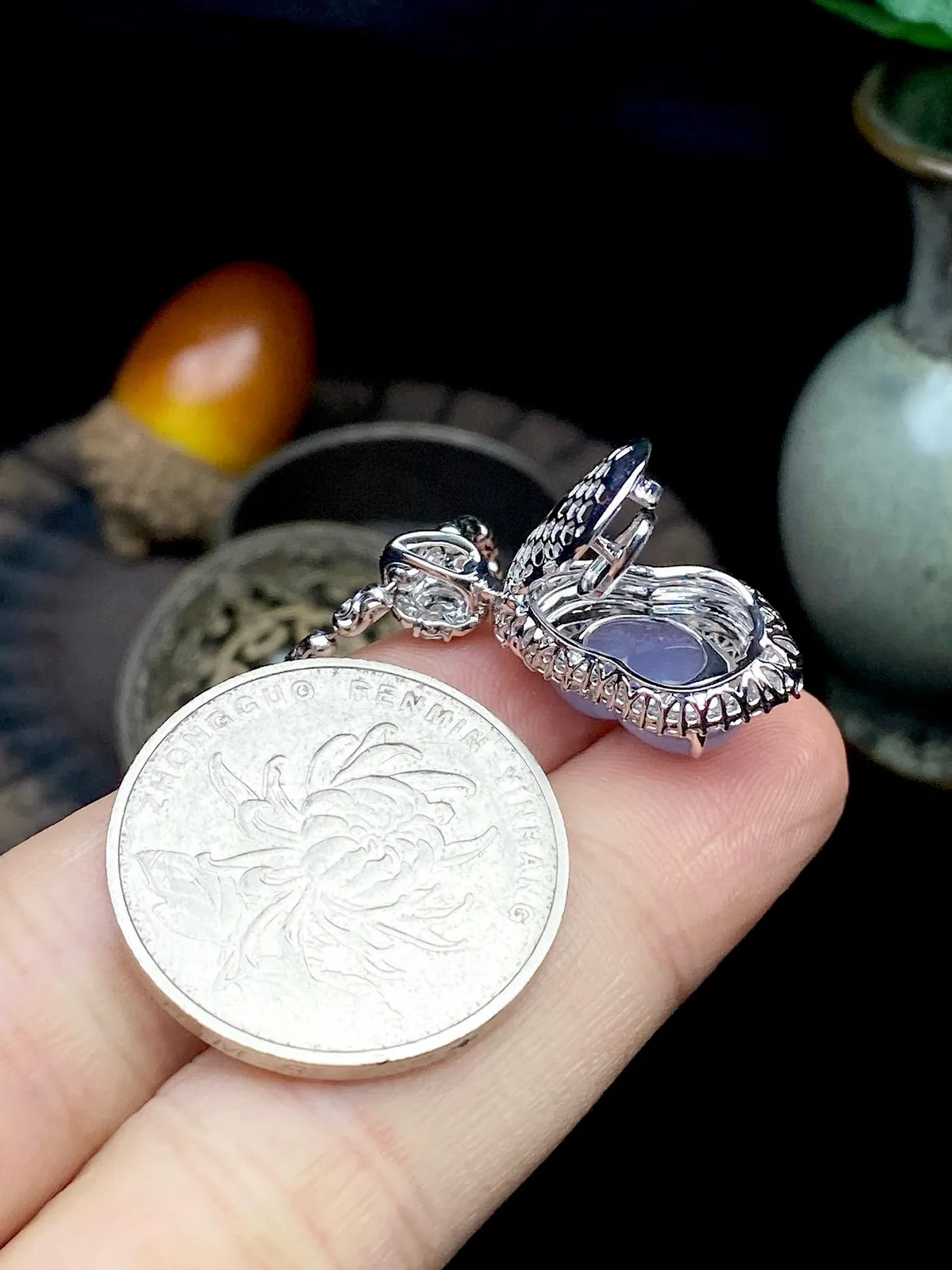 【冰种紫葫芦吊坠】质地细腻，冰透纯净，唯美漂亮，珍藏品质，18K金钻镶嵌，裸石尺寸13.5*9.6*5.6毫米，佩戴很漂亮。