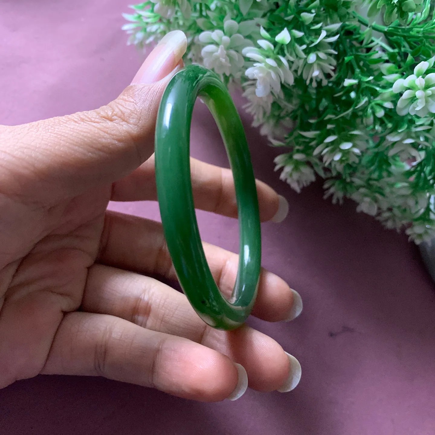 58.8圈口和田玉碧玉阳绿色宽条手镯【挽间柔情】，碧玉美人条手镯，镯型古朴典雅。在诗情画意的雨巷相遇