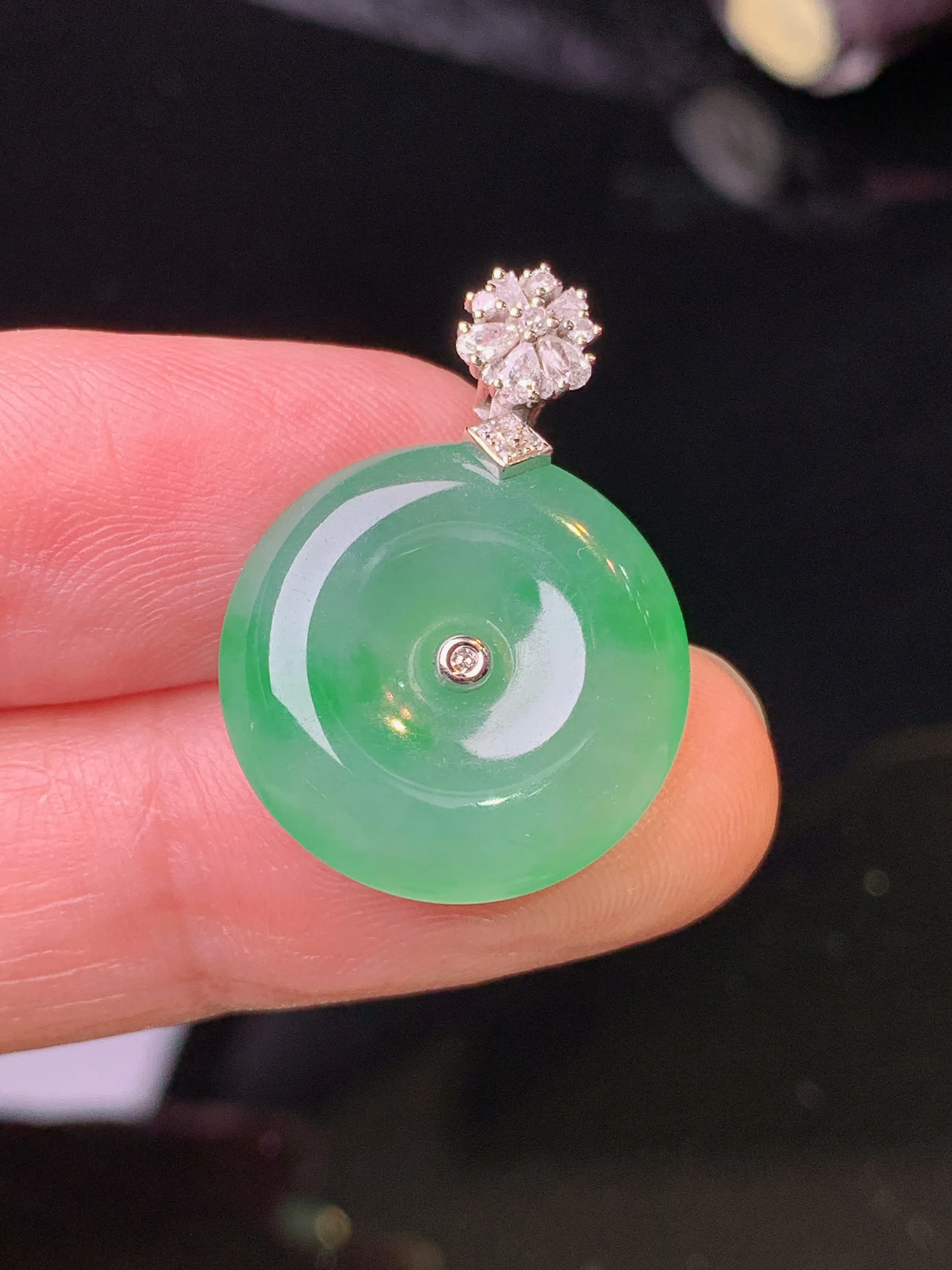 18k金钻镶嵌翠绿平安扣吊坠 玉质细腻 水润亮眼 色泽艳丽 整体尺寸25.2*17.8*5