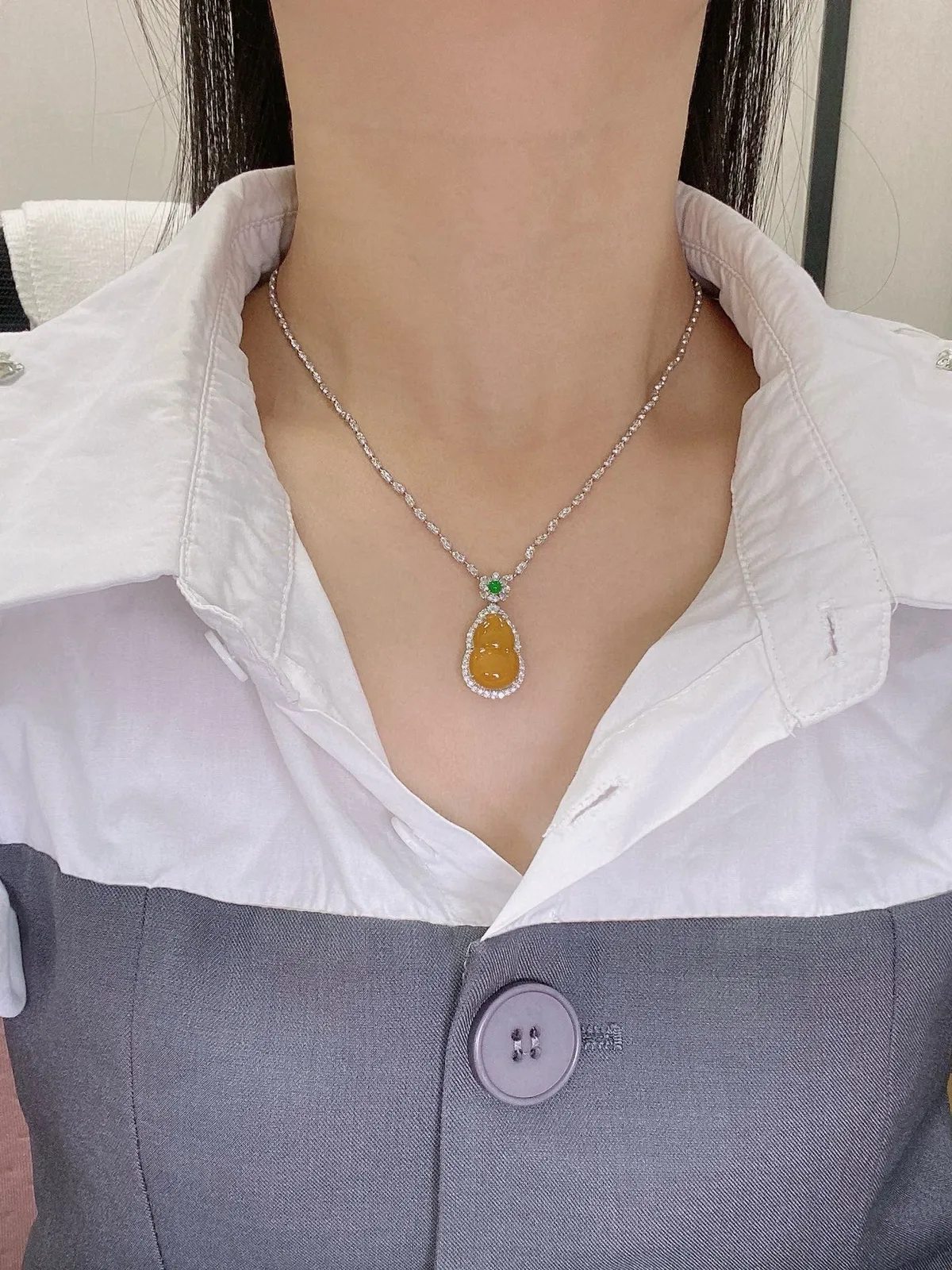 【冰种黄翡葫芦吊坠】质地细腻，冰感十足，晶莹透亮，18K金钻镶嵌，裸石尺寸17.1*11.5*4.2毫米