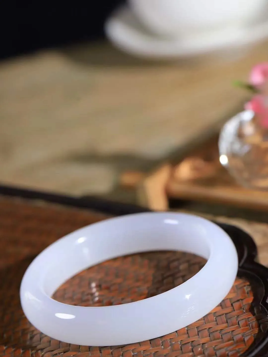 【情有独钟.手镯】

收藏级和田玉白玉手镯 玉质温润细腻 油性十足 手感舒适，高华雅逸，线条流畅，