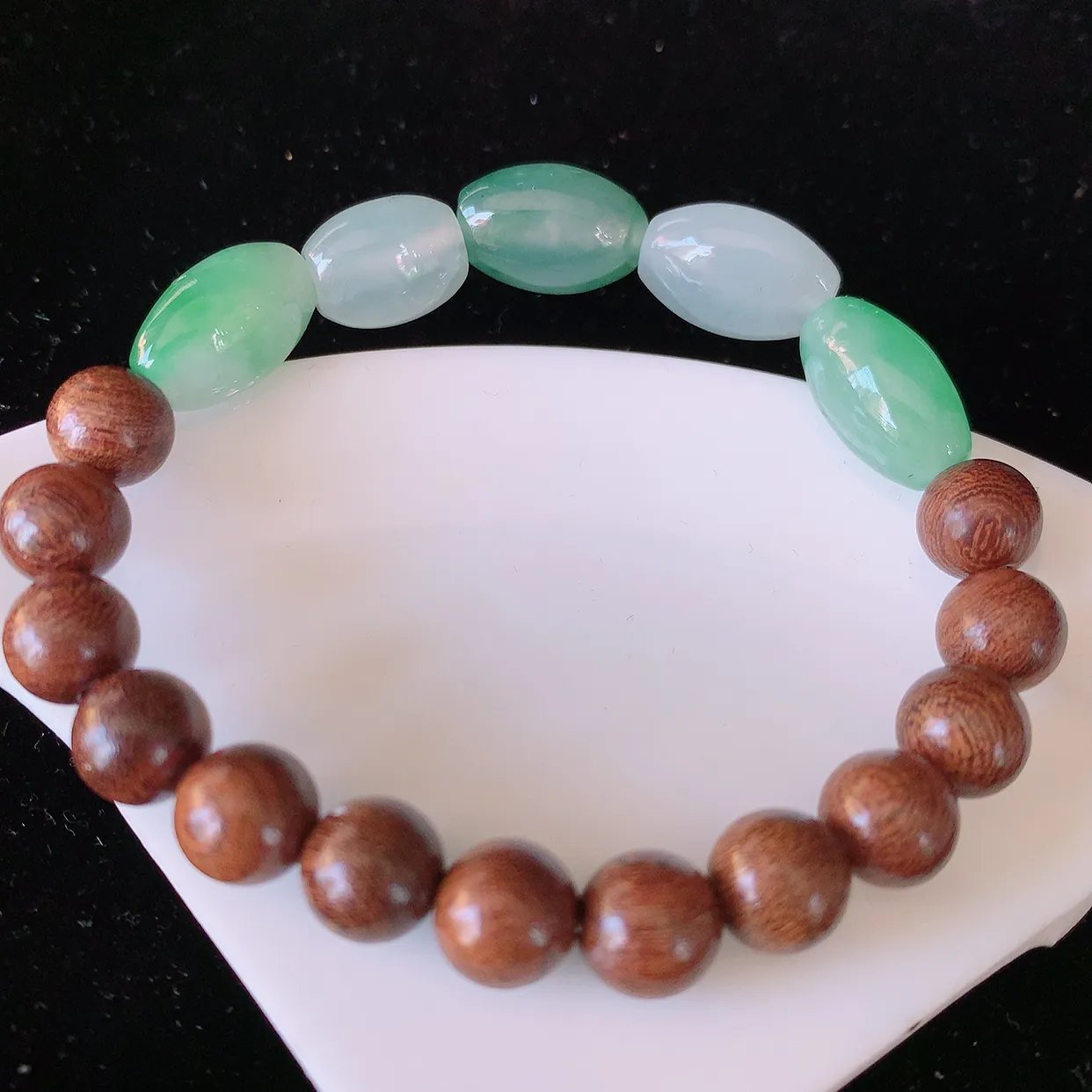 自然光实拍，冰种飘花翡翠手串，路路通手链，种老水足，冰清玉润  颜色漂亮  #001.1取一尺寸13.8*9.5*7.2mm