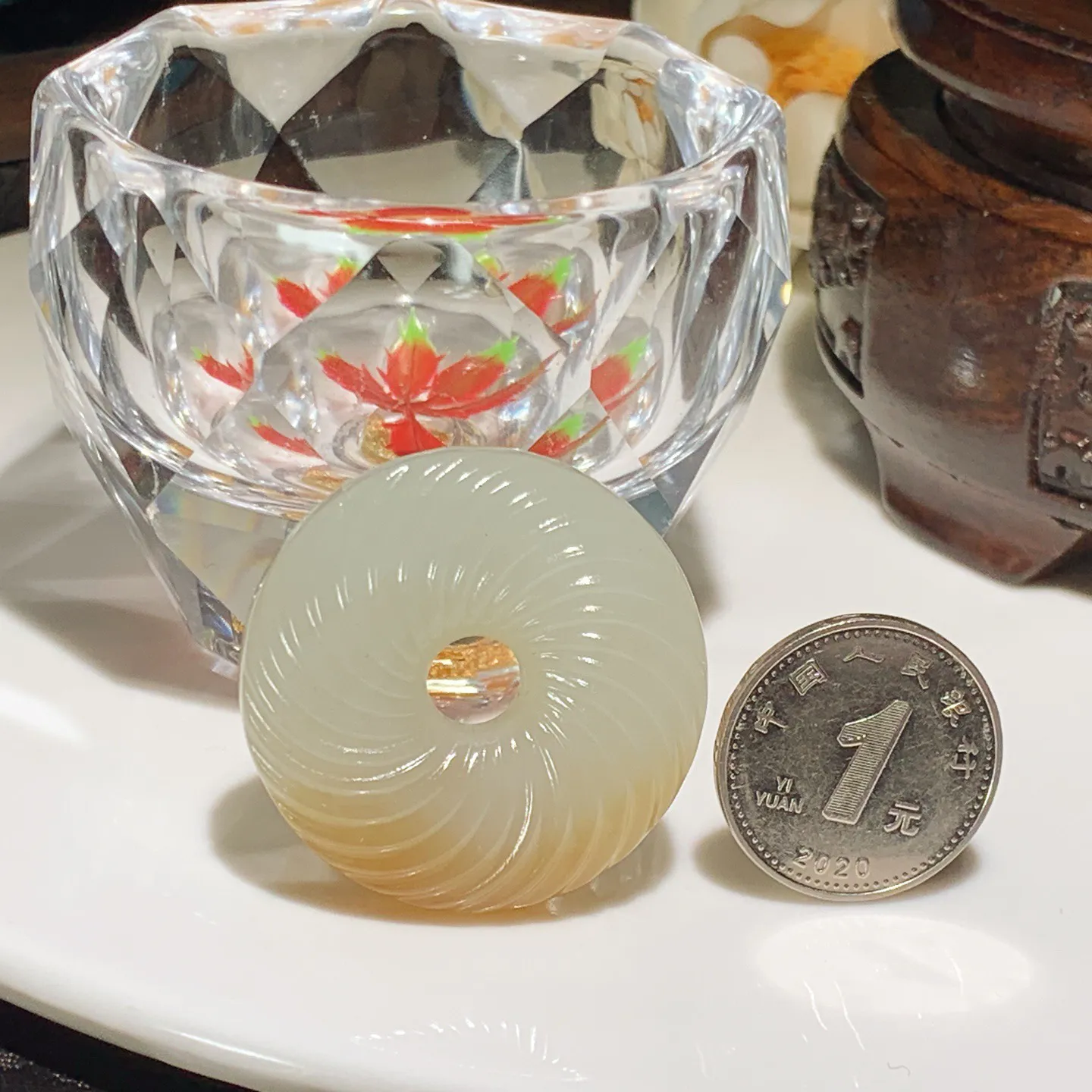 新疆和田玉且末糖绞丝纹平安扣挂件。尺寸35/10重20克。玉质细腻油润。手推出油。佩戴高端典雅。lt251207