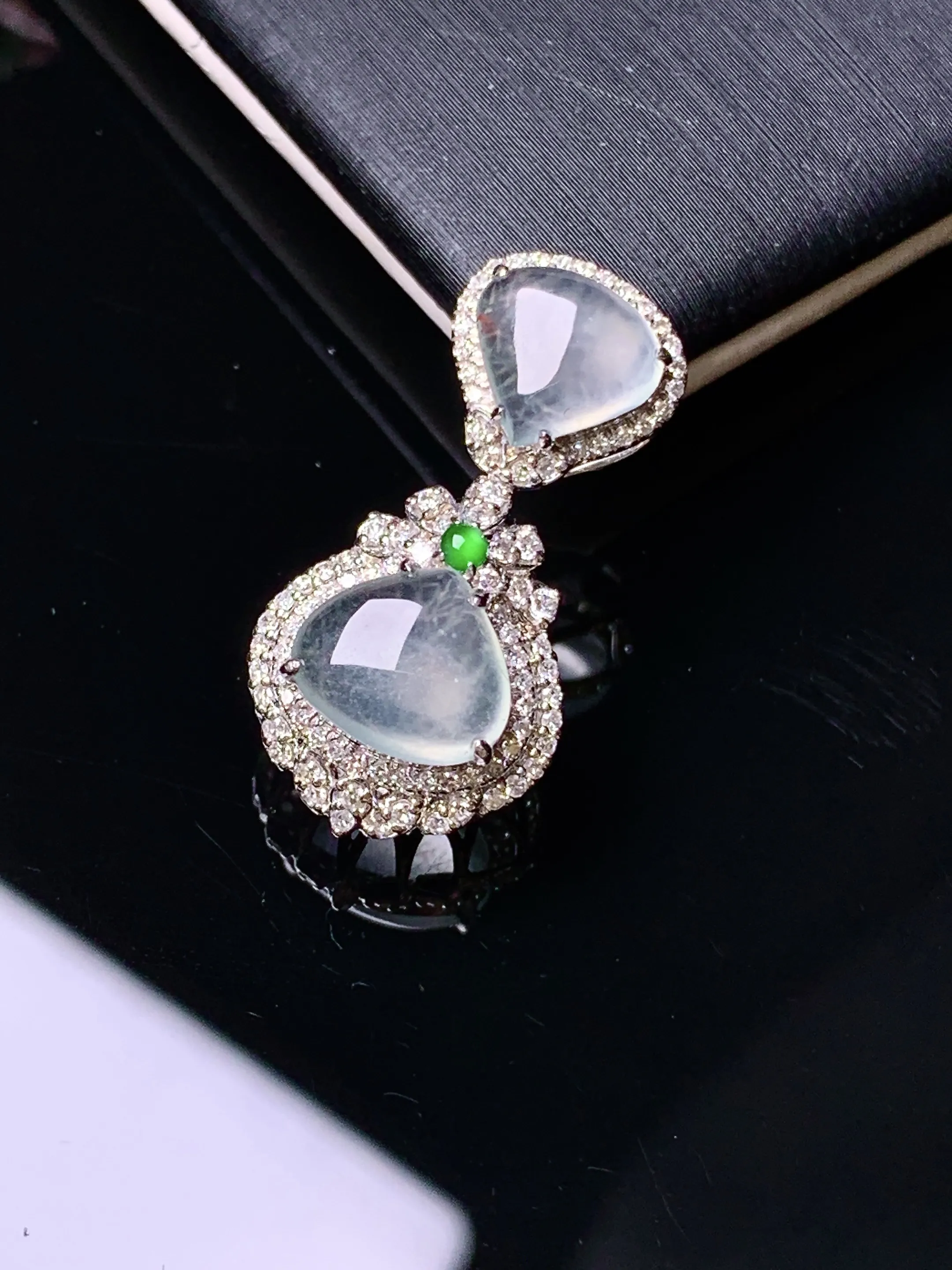 18k金钻镶嵌冰种心形吊坠 玉质细腻 水润亮眼 色泽艳丽 整体尺寸24*12.3*8.3