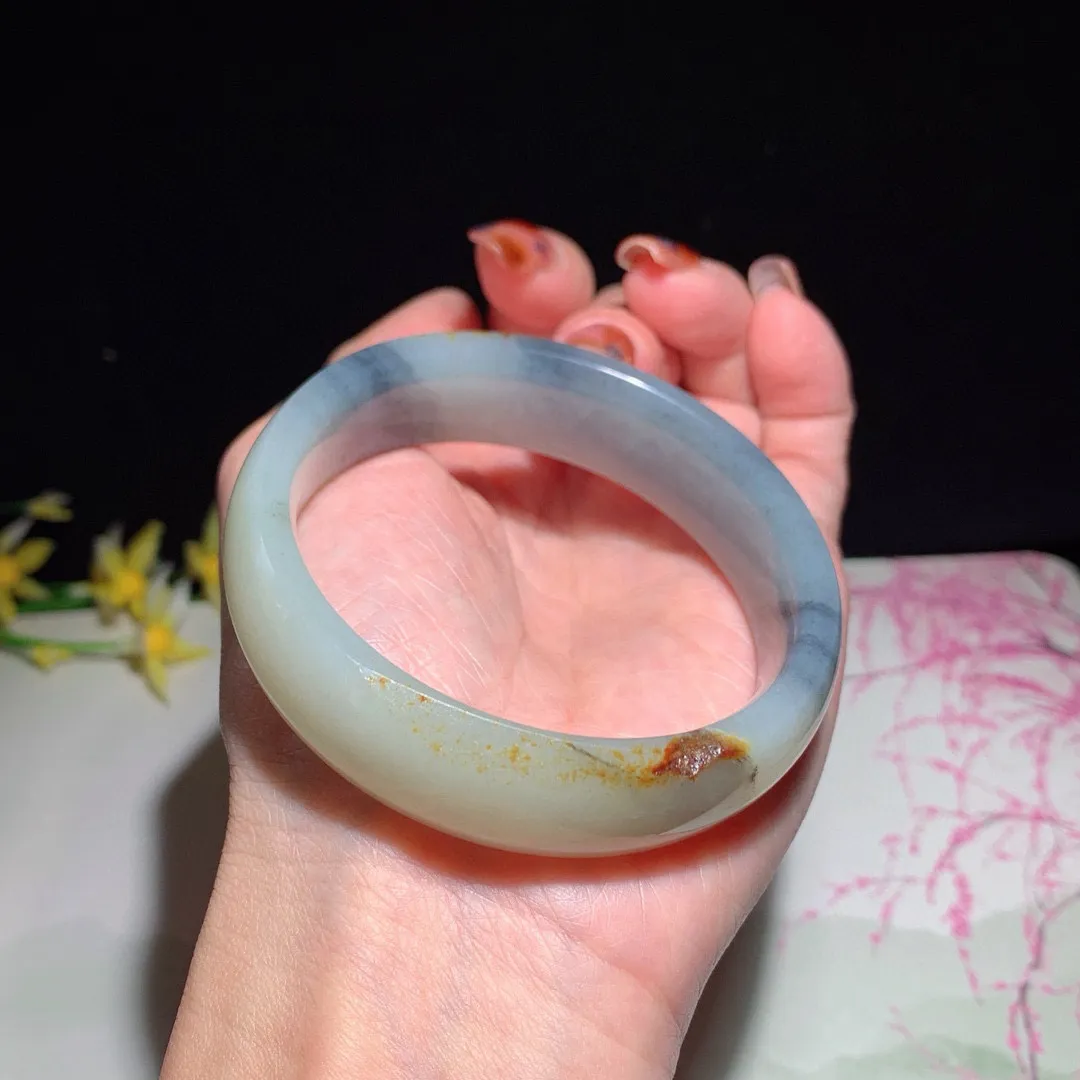 和田玉55圈口青花手镯！撒金皮，玉质细腻油润 底色纯净 无裂无黑 脂粉好，品质好！