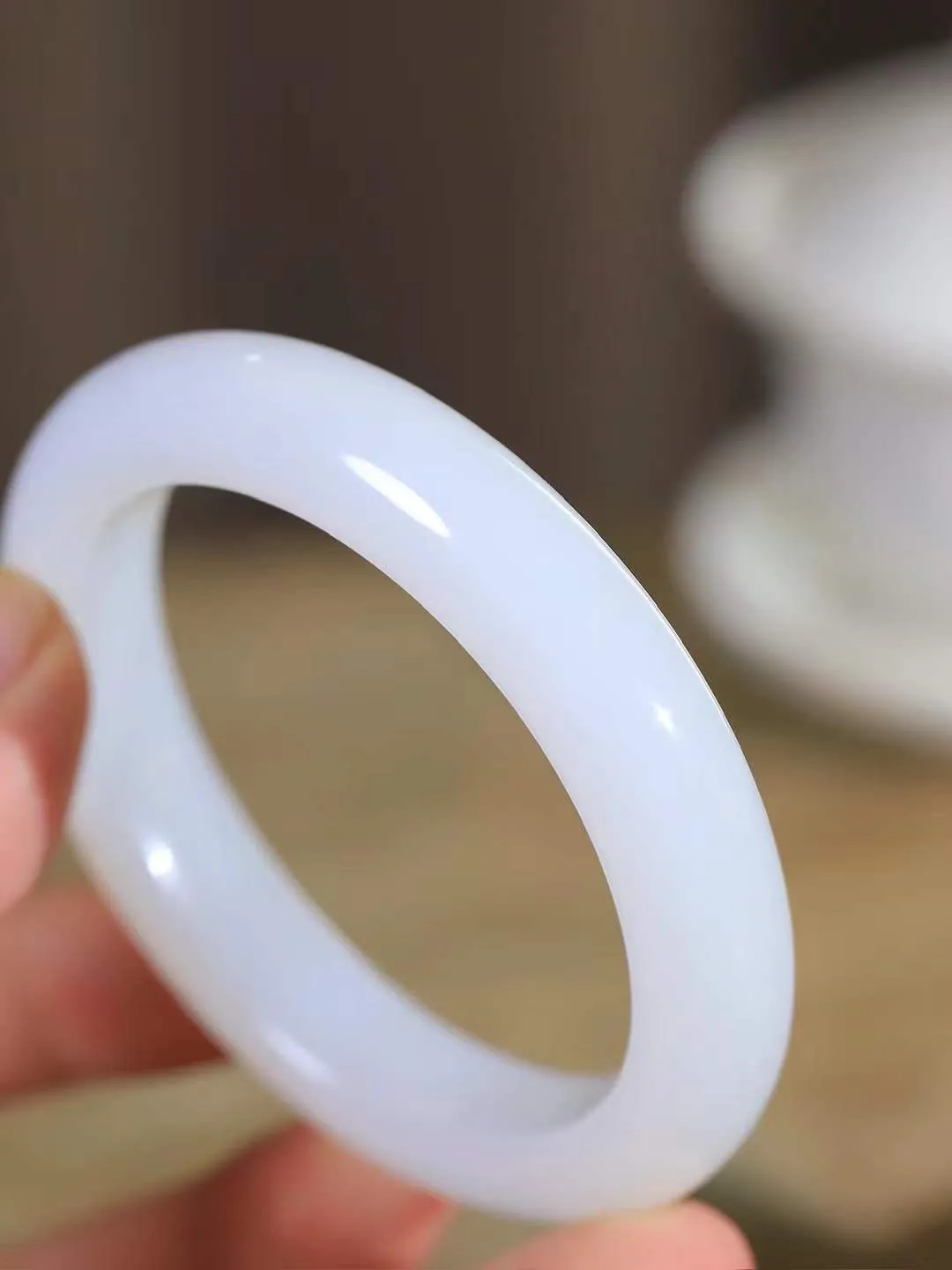 【婉约佳人.手镯】

精品和田玉白玉手镯 玉质温润细腻 油性十足 手感舒适，高华雅逸，线条流畅，简约大气，美自天成，素雅高贵。佩戴于腕间，婉约之美，举手投足间透出那份低调奢华。重61.3克 内径56.5mm  尺寸12.6-9.8mm   FDL-11120733