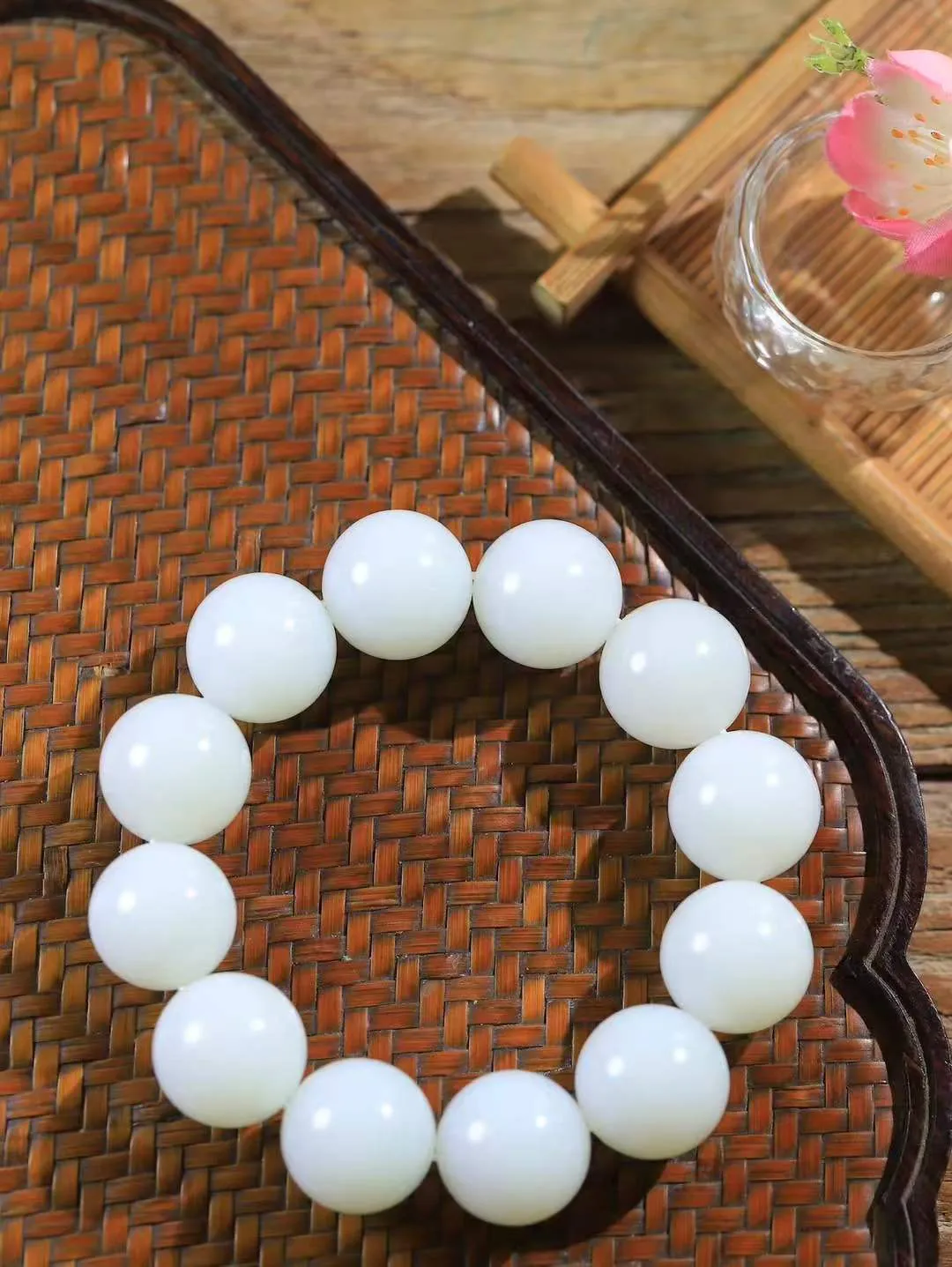 【珠圆玉润.手串】

精品️和田玉白玉珠圆玉润手串 玉质温润细腻  整串打磨圆润，佩戴舒适。珠珠落玉盘，间关莺语花底滑，一生美好时光，无论身在何处，都有它相伴相守。事事顺遂，幸福美满，吉祥如意。重108.5克 尺寸取一18mm  FDA-22120733