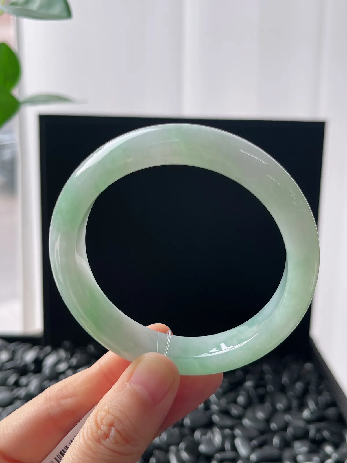 正圈55圈口，翡翠冰糯浅绿色手镯