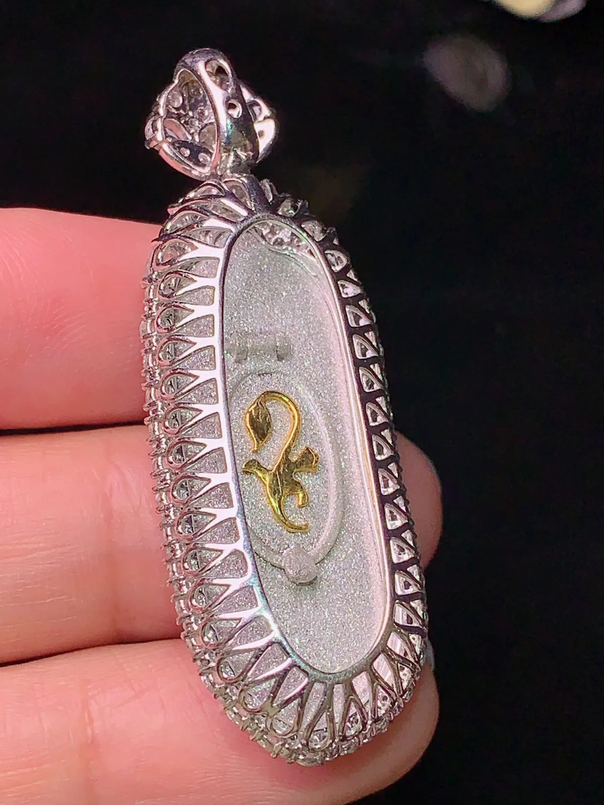 18k金钻镶嵌黄翡福瓜吊坠 玉质细腻 水润亮眼  整体尺寸48.6*17.2*10.6