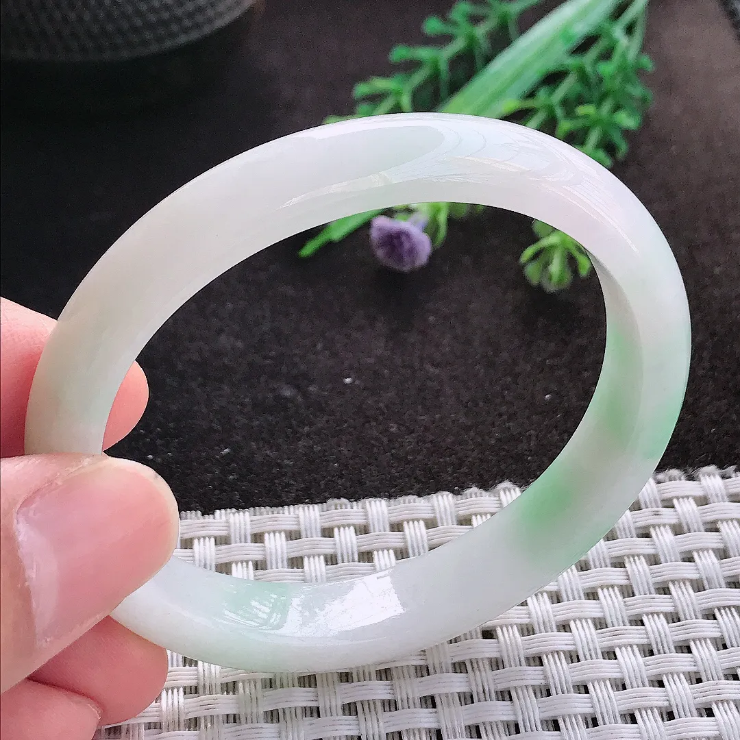 天然A货翡翠54/47.5/10.7/7老坑秀气冰润飘绿贵妃手镯玉镯