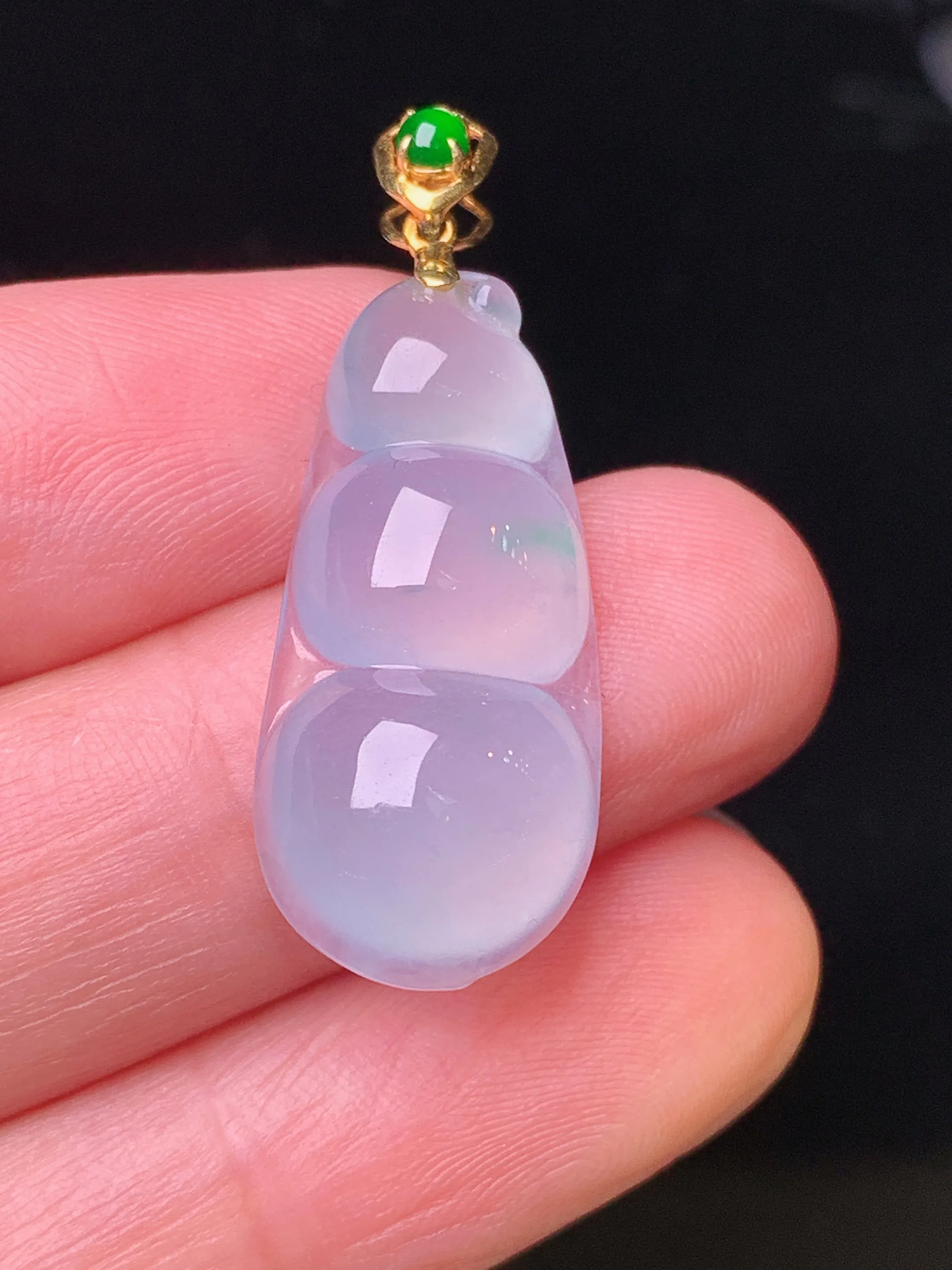 18k金镶嵌冰种四季豆吊坠 玉质细腻 水润亮眼 色泽艳丽 整体尺寸33.8*12*6.2