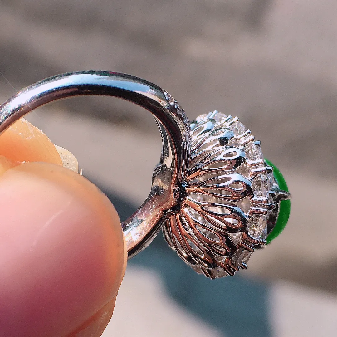 阳绿蛋面戒指，色泽均匀艳丽，玉质细腻，荧光感超
强，饱满圆润，尽显优雅气质，18k
金豪华镶嵌