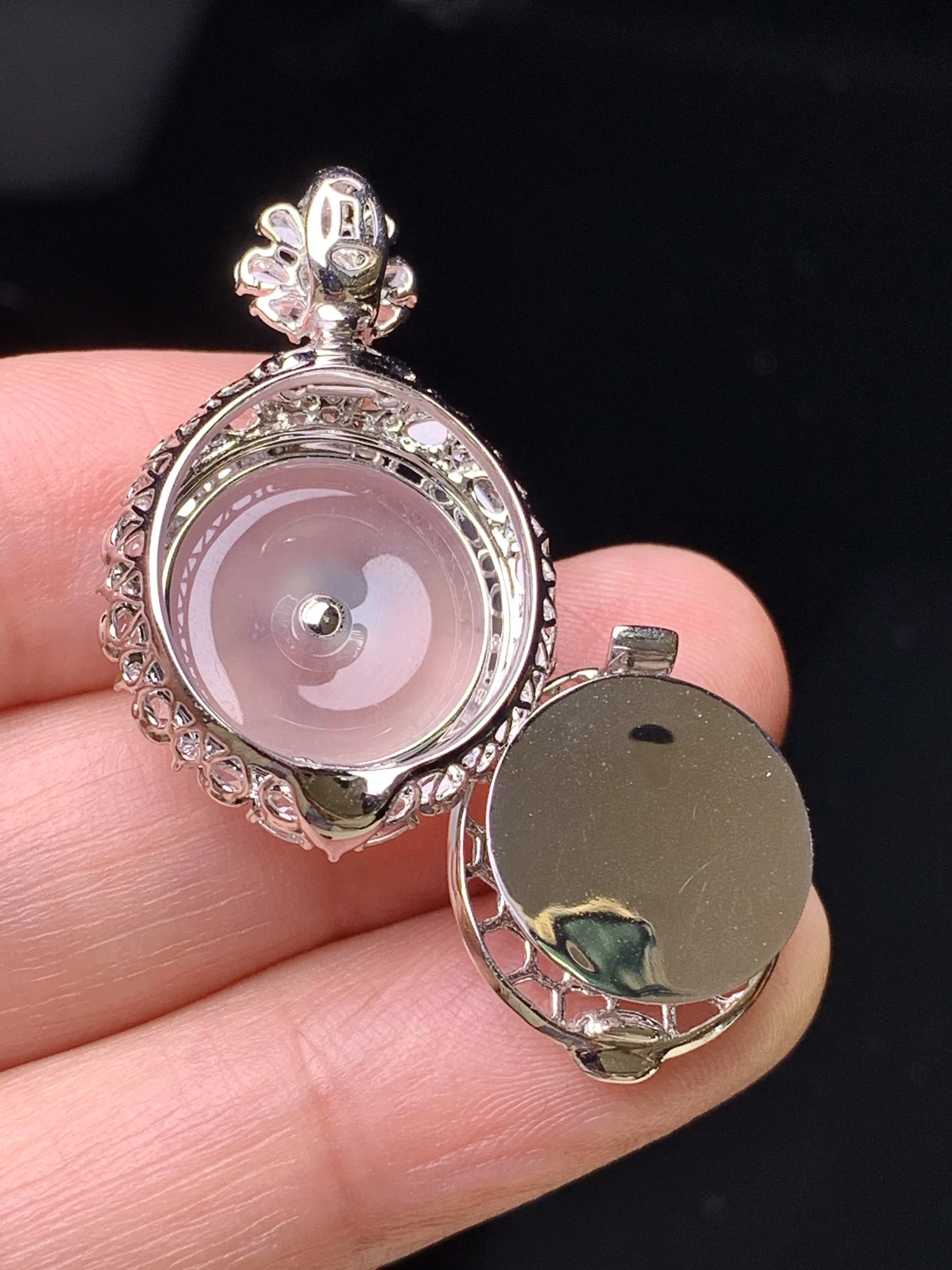 18k金钻镶嵌冰种平安扣吊坠 玉质细腻 水润亮眼 色泽艳丽 整体尺寸29.8*19*9.6