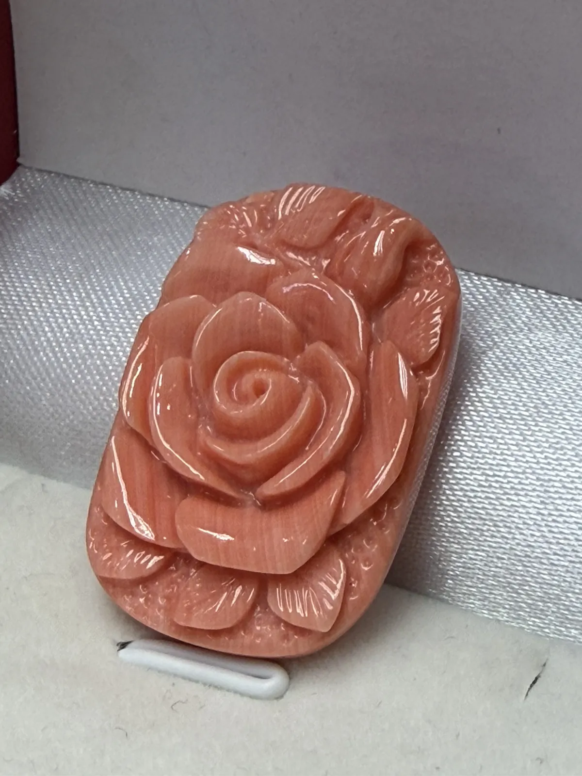 【天然莫莫粉珊瑚大花裸石】天然️添加️优化，台湾产地，莫莫材料，橙粉色，裸石整料雕刻花件漂亮！大花裸石直径30.2*20.4*8.2mm，重量为8克，可适合做镶嵌吊坠、胸针等！