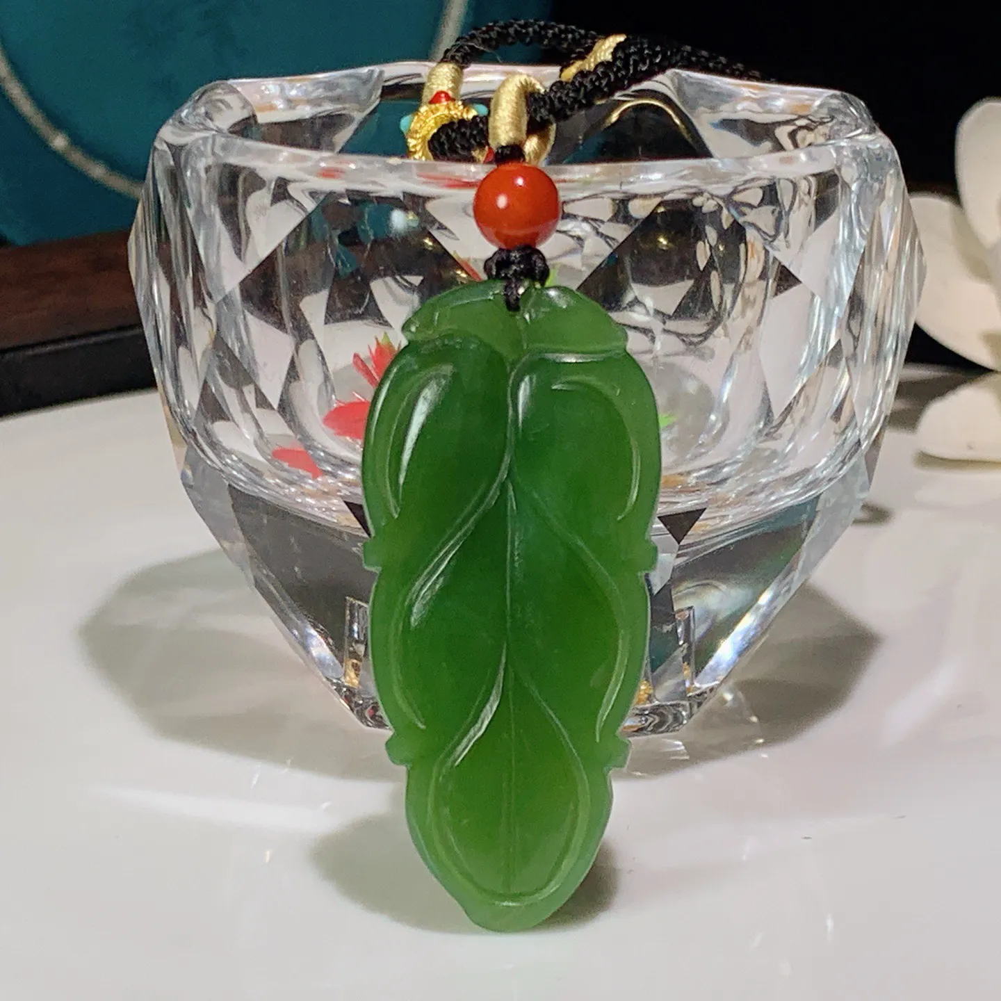 和田玉阳绿俄罗斯碧玉金枝玉叶树叶挂件。尺寸44/20/8重14.8克。玉质细腻油润。手推出油。佩戴高端典雅。lt251208