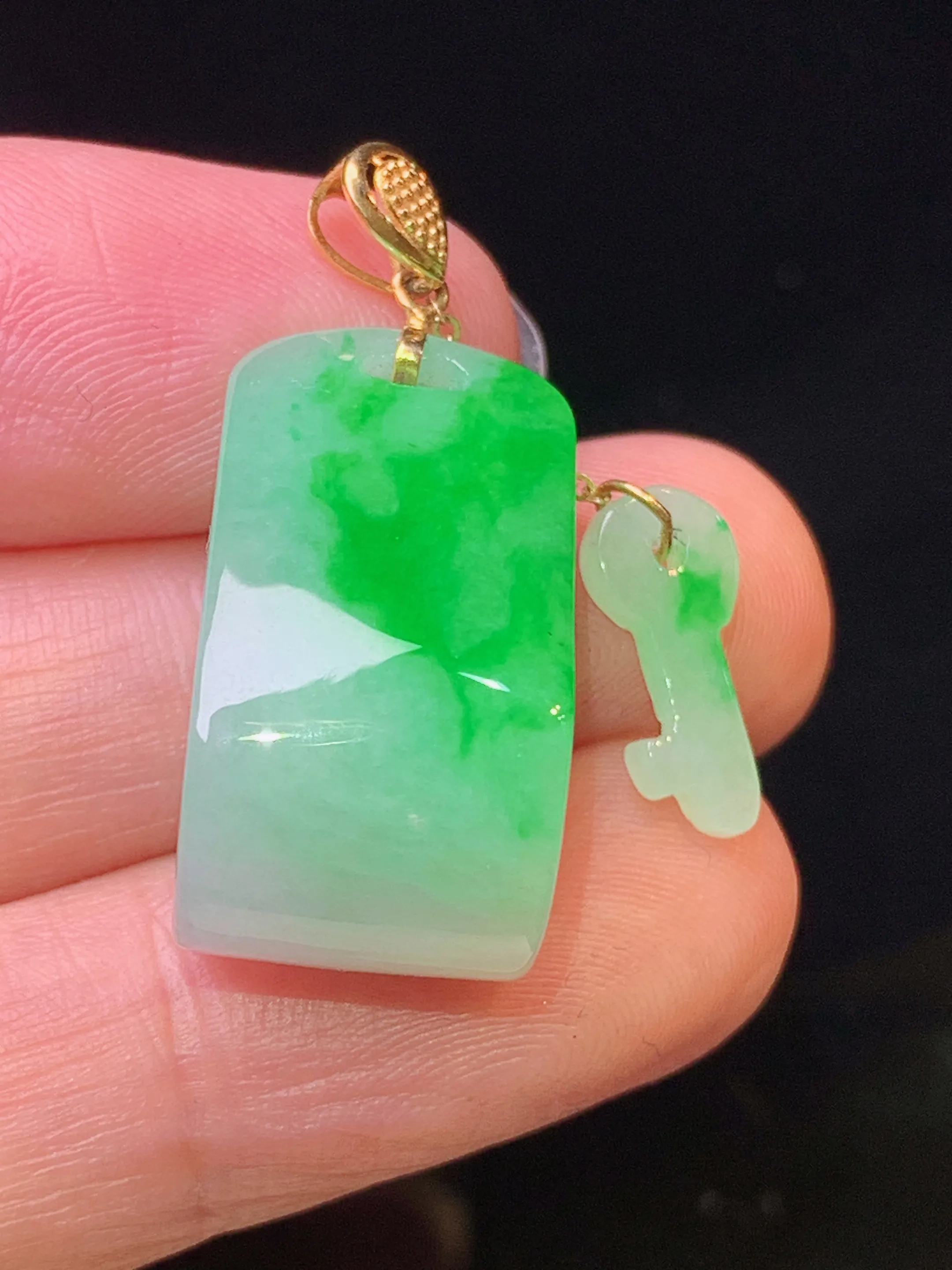 18k金镶嵌飘绿同心锁吊坠 玉质细腻 水润亮眼 色泽艳丽 整体尺寸23*12*13.2