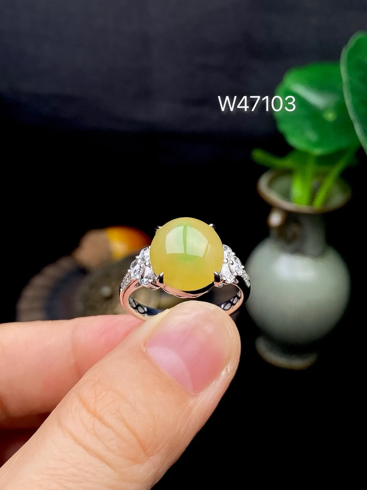 【冰种黄加绿蛋面戒指】种水色俱全，冰透闪亮，通透感饱满度很好，18k金钻镶嵌，裸石尺寸11.5*10
