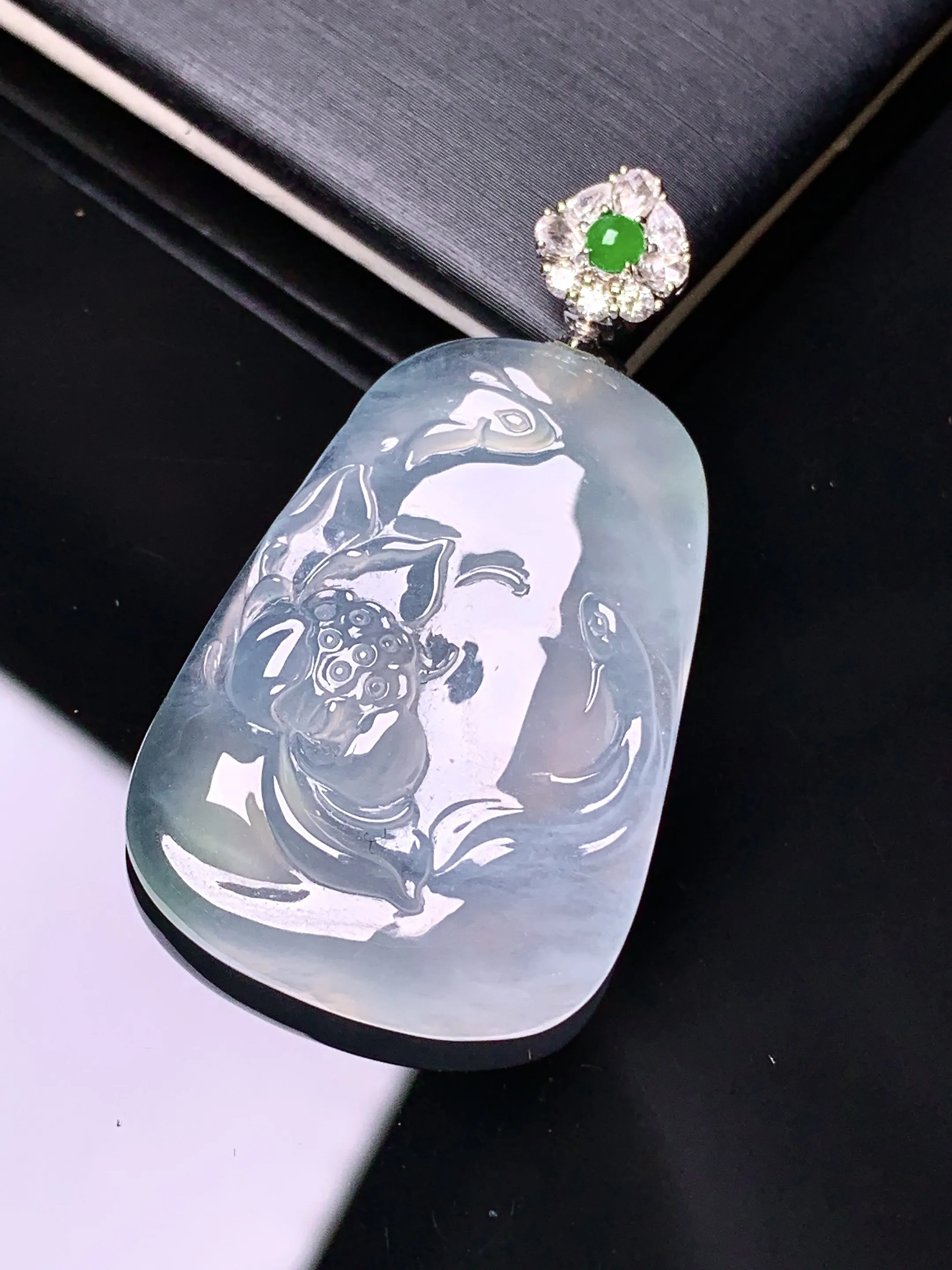 18k金钻镶嵌冰种荷叶鱼吊坠 玉质细腻 水润亮眼 色泽艳丽 整体尺寸41.5*23.3*5.5