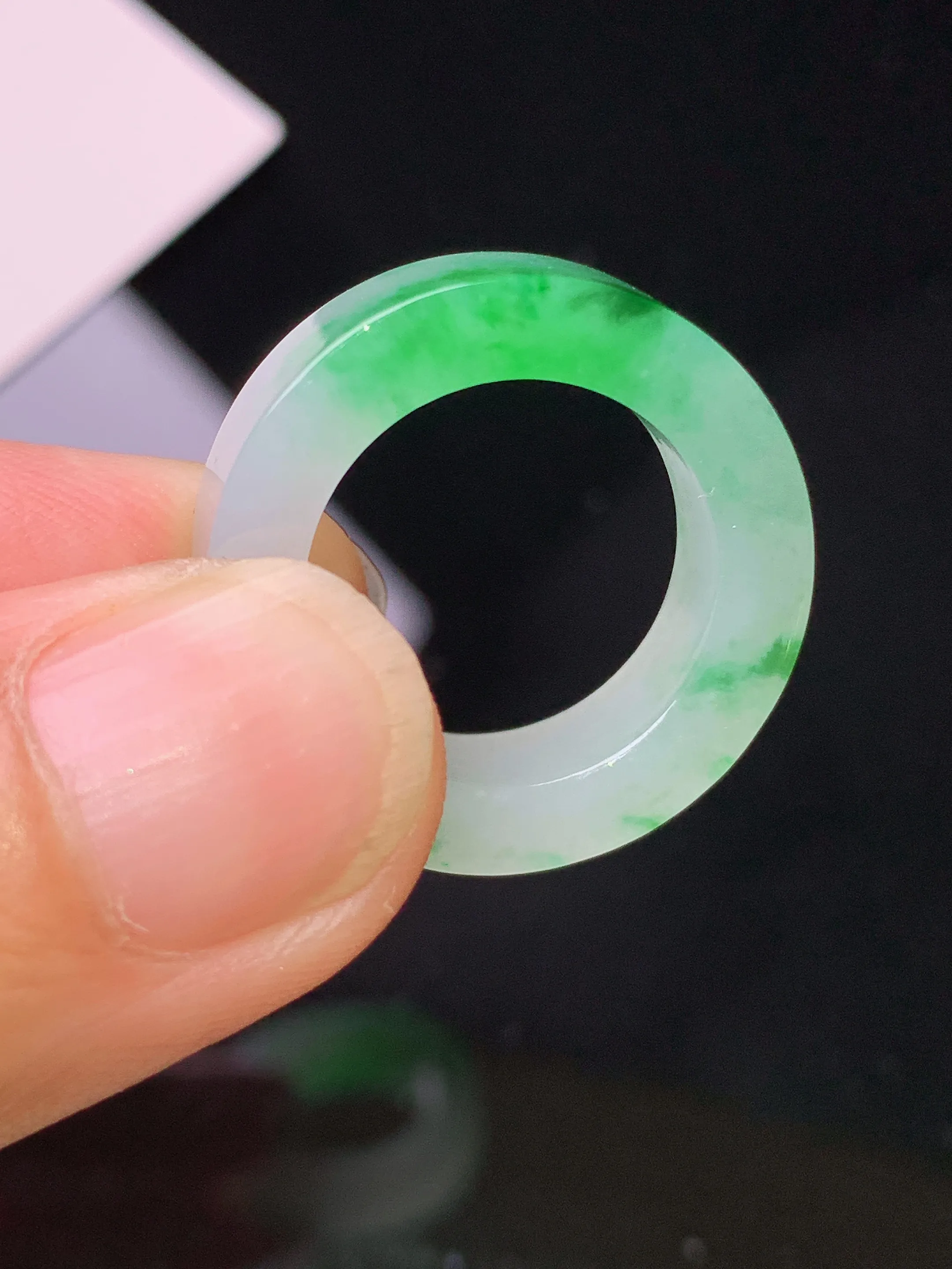 飘绿指环 玉质细腻 水润亮眼 色泽艳丽 圈口9.5整体尺寸23*6.2*3.8