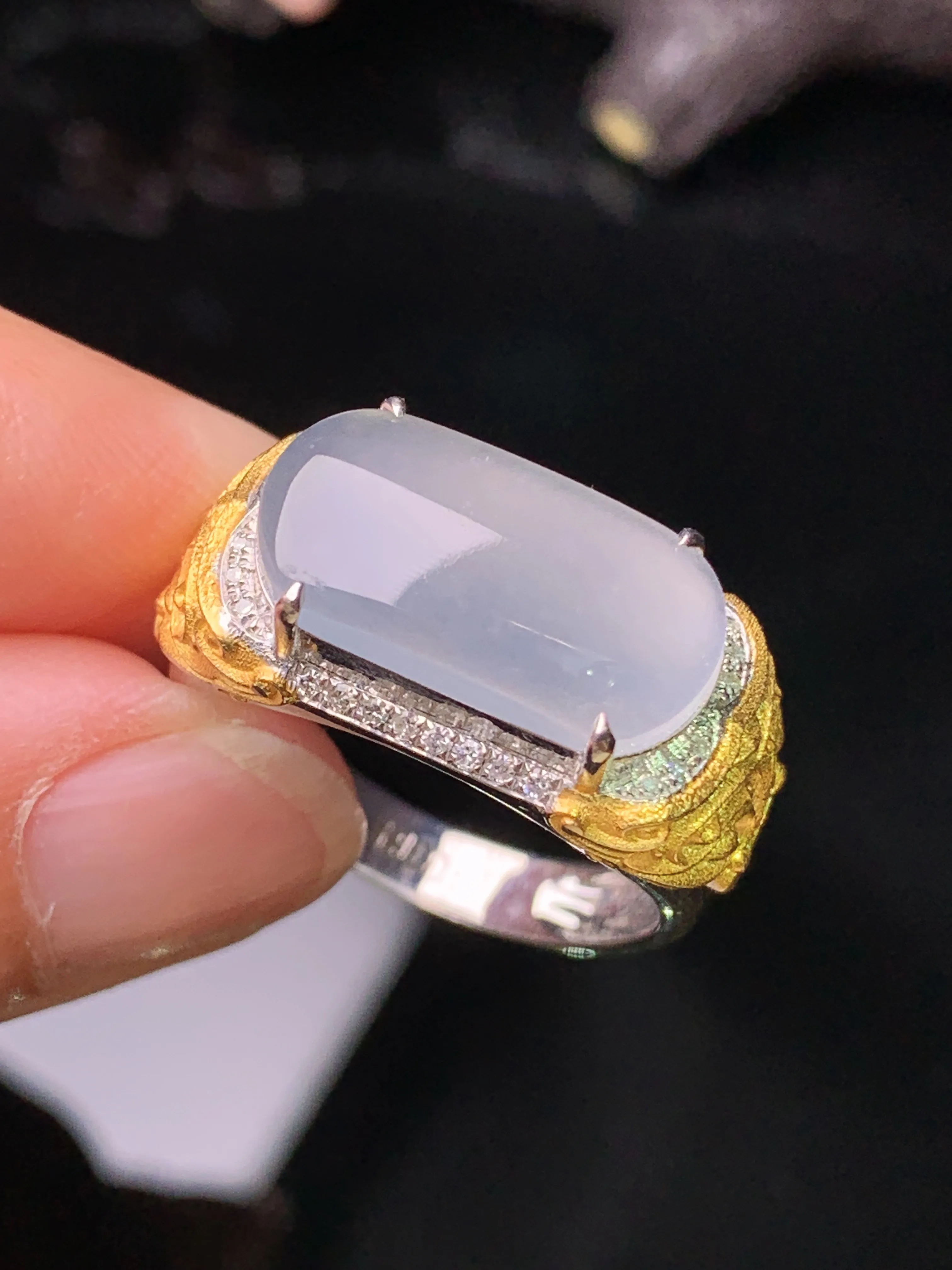 18k金钻镶嵌冰种马鞍戒指 玉质细腻 水润亮眼 色泽艳丽 圈口20 裸石尺寸8.6*16.8*2.8