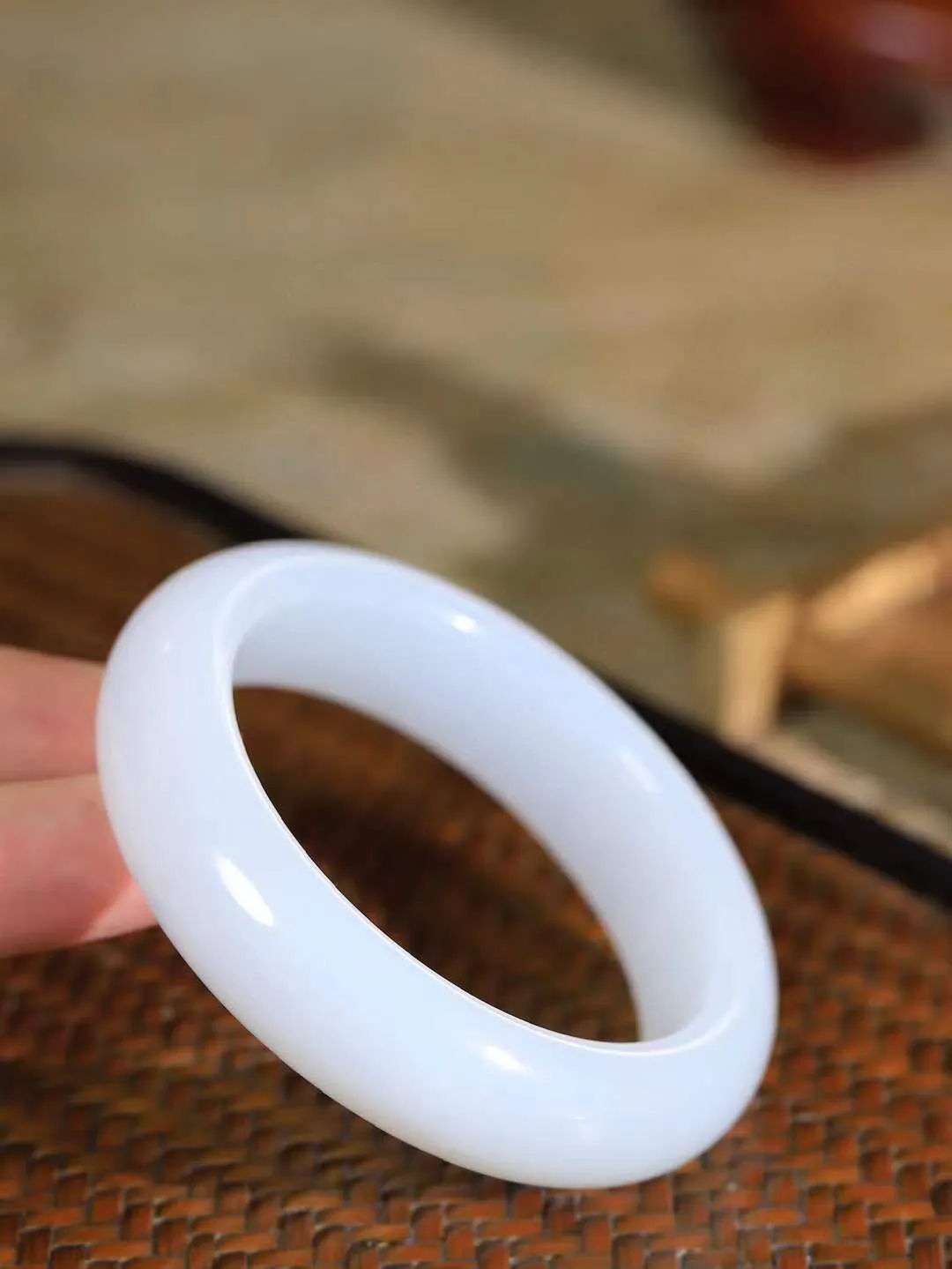 【一见钟情·手镯】

收藏级和田玉白玉手镯。镯型饱满，温润细腻，脂润沁香。️执一卷书，沏一盏茶，着一袭裙，戴一只镯。淡淡浅笺，素心若兰，静赏玉中诗画。悠悠岁月，芊手轻摘，盛满诗样芳华。重72.5克   内径圈口54.5mm 尺寸15.8-9.6mm  FDA-11125833