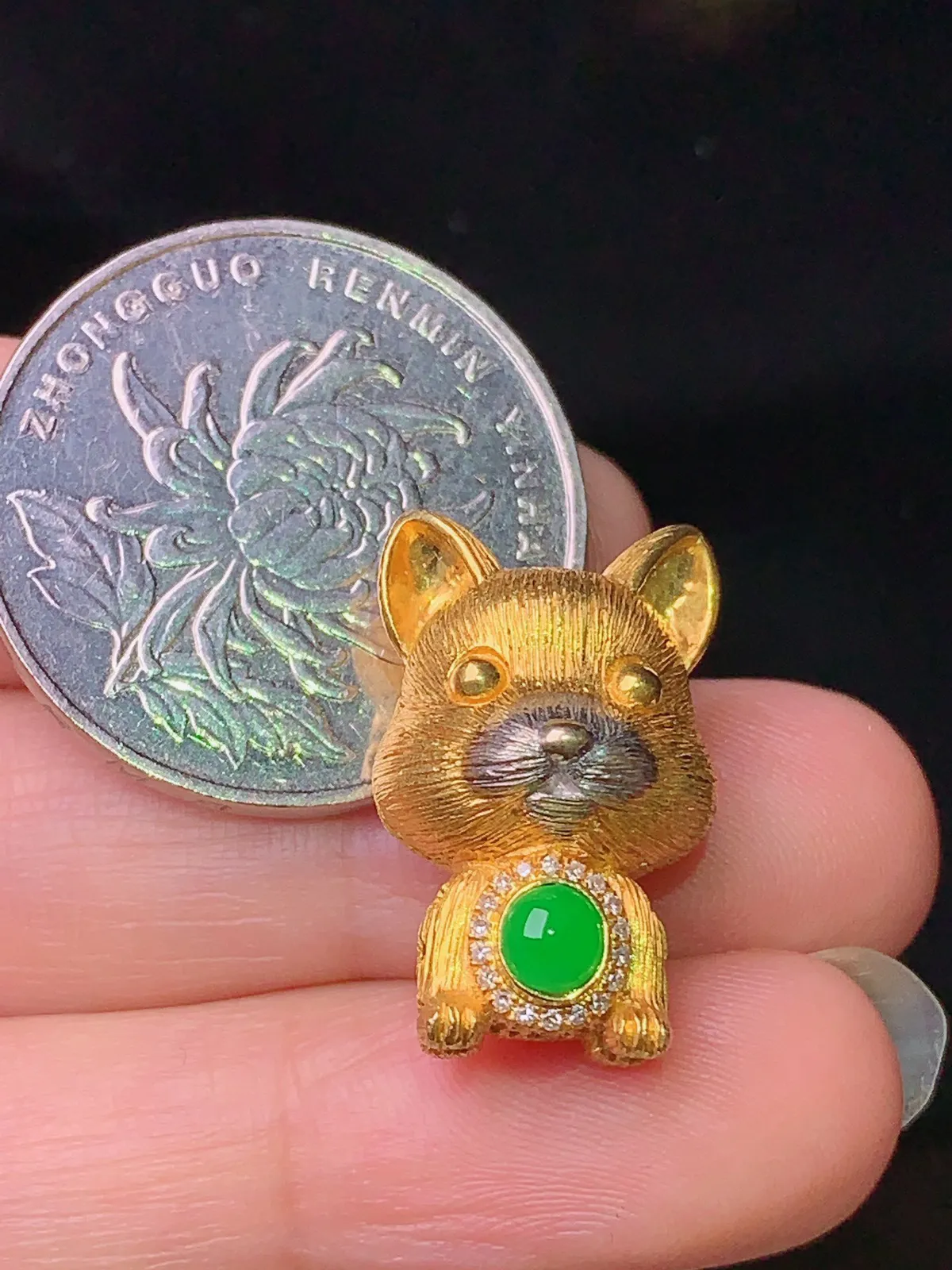 18k金钻镶嵌满绿蛋面宝宝狗吊坠 玉质细腻 色泽艳丽 整体尺寸21*13*11.3