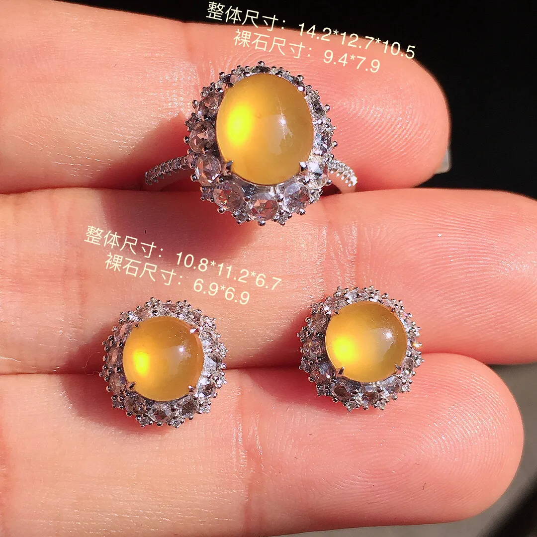 黄翡蛋面套装（耳钉+戒指），色泽均匀艳丽，玉质细腻，荧光感超
强，饱满圆润，尽显优雅气质，18k
金豪华镶嵌