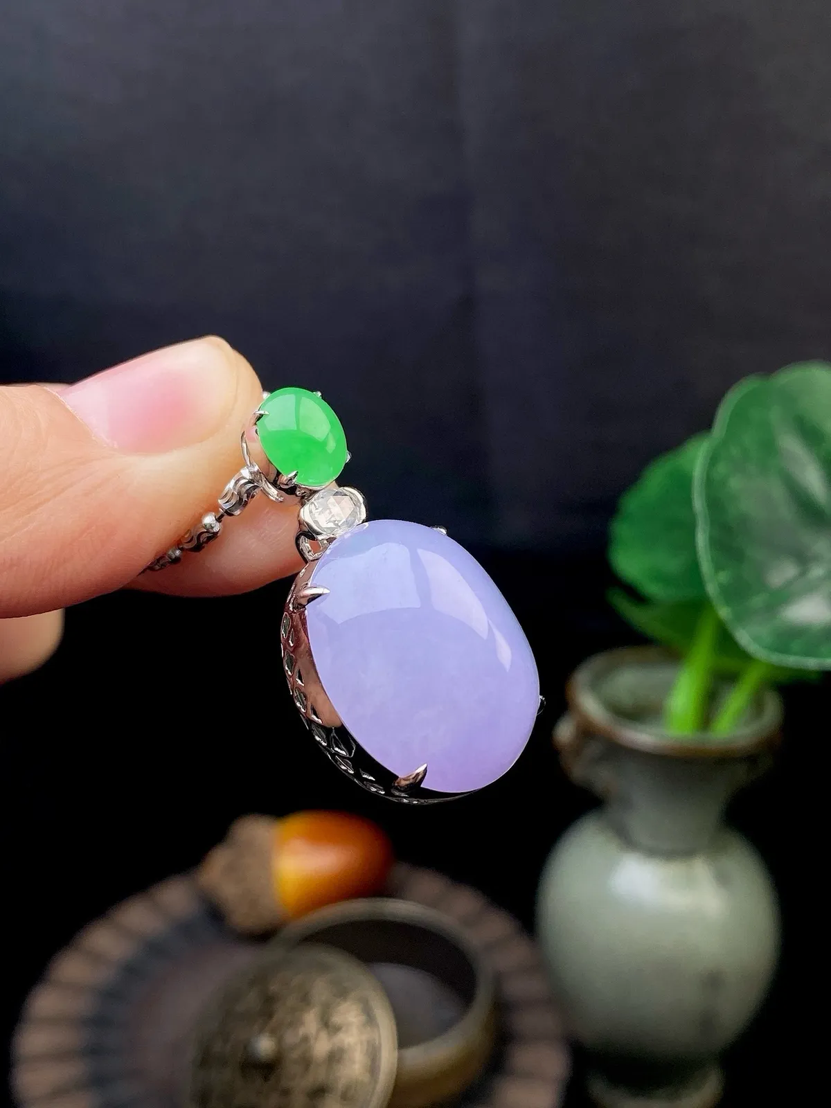 【冰种紫蛋面吊坠】质地细腻，饱满度很好，晶莹剔透，18k金钻镶嵌，裸石尺寸19.2*16.4*9毫米