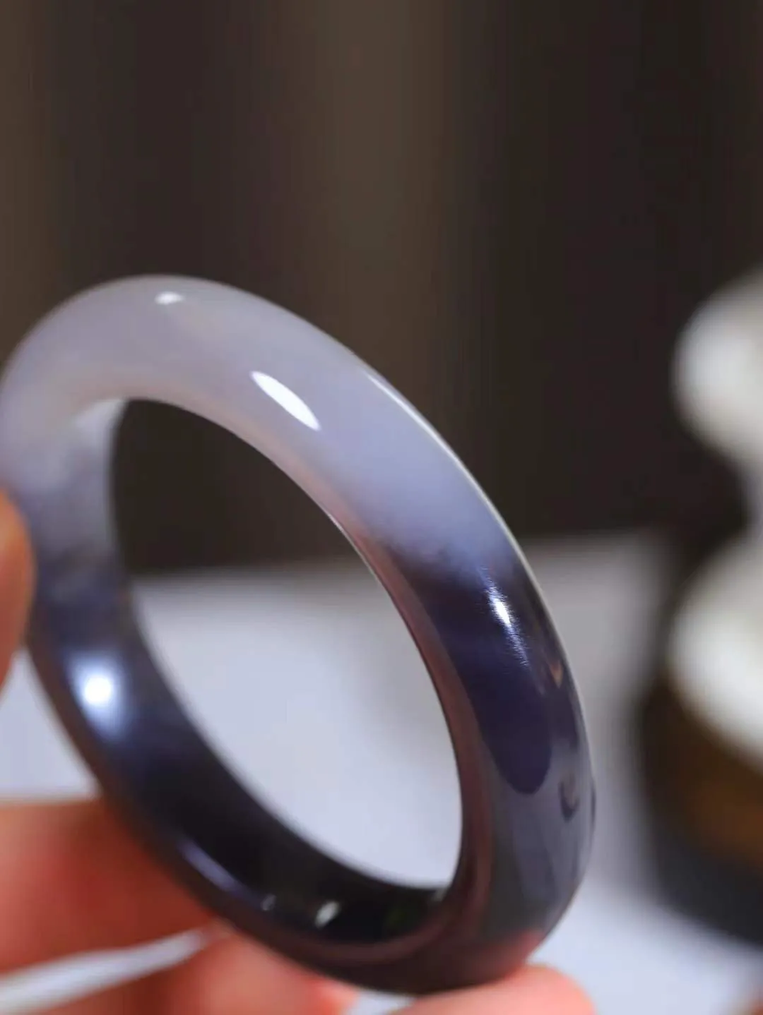 【婉约佳人.手镯】

精品️和田玉烟紫双色手镯 玉质温润细腻 油性十足 手感舒适，高华雅逸，线条流畅，简约大气，美自天成，素雅高贵。佩戴于腕间，婉约之美，举手投足间透出那份低调奢华。重60.2克 内径54.5mm  尺寸12.4-9.6mm   FDA-78120833