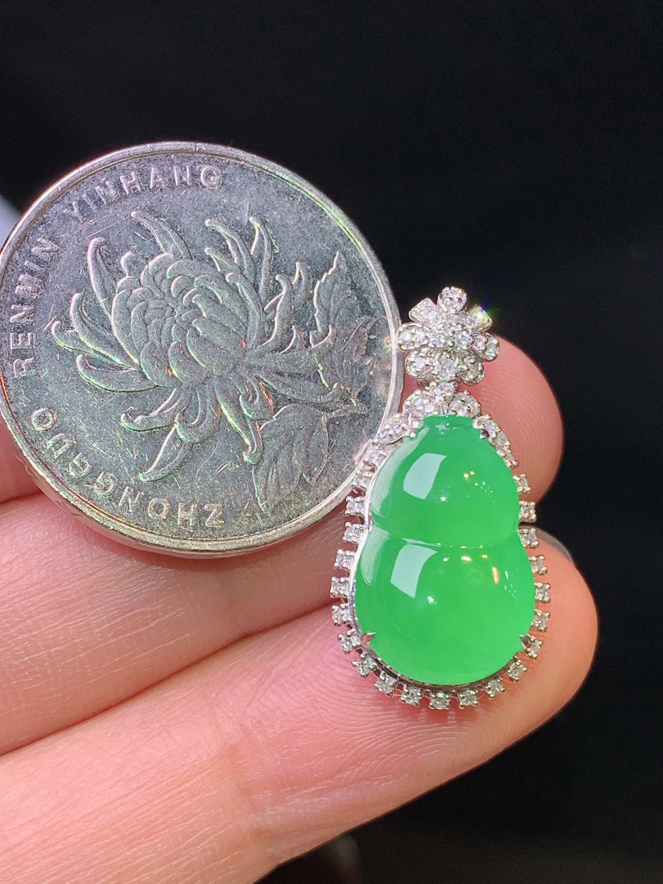 18k金钻镶嵌满绿葫芦吊坠 玉质细腻 水润亮眼 色泽艳丽 整体尺寸24.5*12.5*8.5