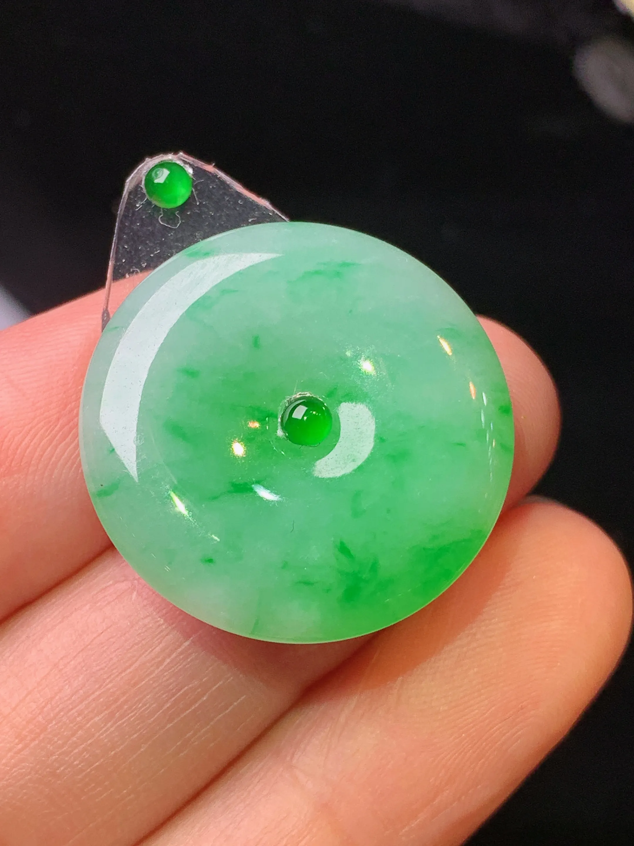 镶嵌款 翠绿平安扣吊坠 玉质细腻 水润亮眼 色泽艳丽 整体尺寸24*5.2