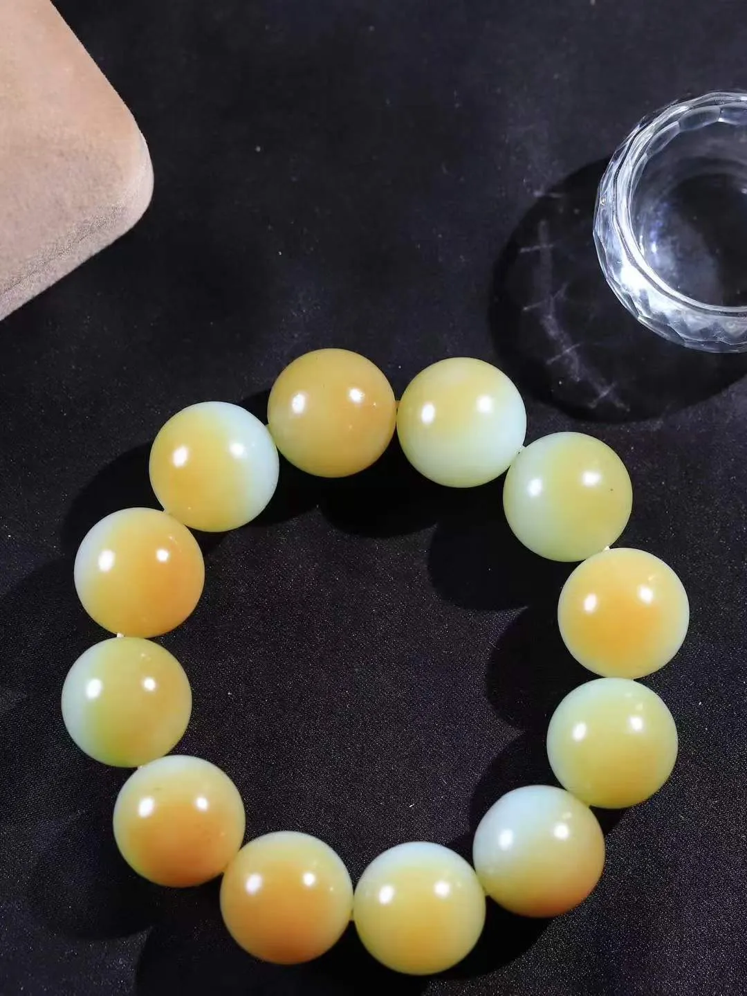 【珠圆玉润.手串】

新疆和田且糖白玉珠圆玉润手串 玉质温润细腻  整串打磨圆润，佩戴舒适。珠珠落玉盘，间关莺语花底滑，一生美好时光，无论身在何处，都有它相伴相守。事事顺遂，幸福美满，吉祥如意。重127.3克 尺寸取一19.2mm  FD L-79120868