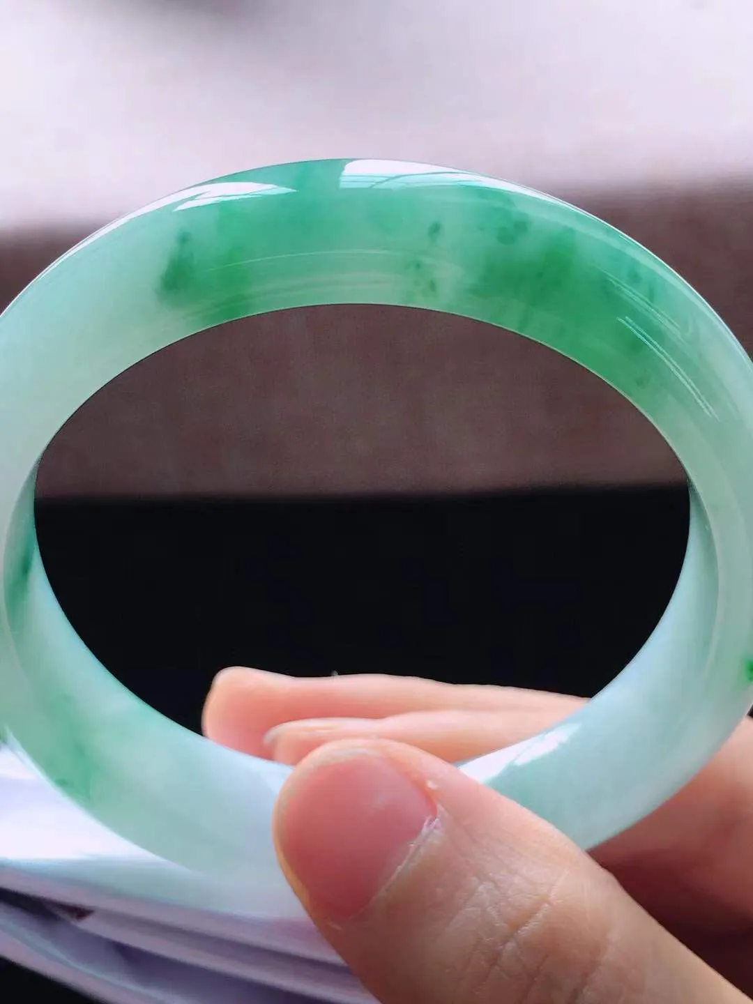 【翡翠名称】老种冰飘花53.8正圈口翡翠手镯
【翡翠尺寸】53.8*12.6*7.8mm适合53-5