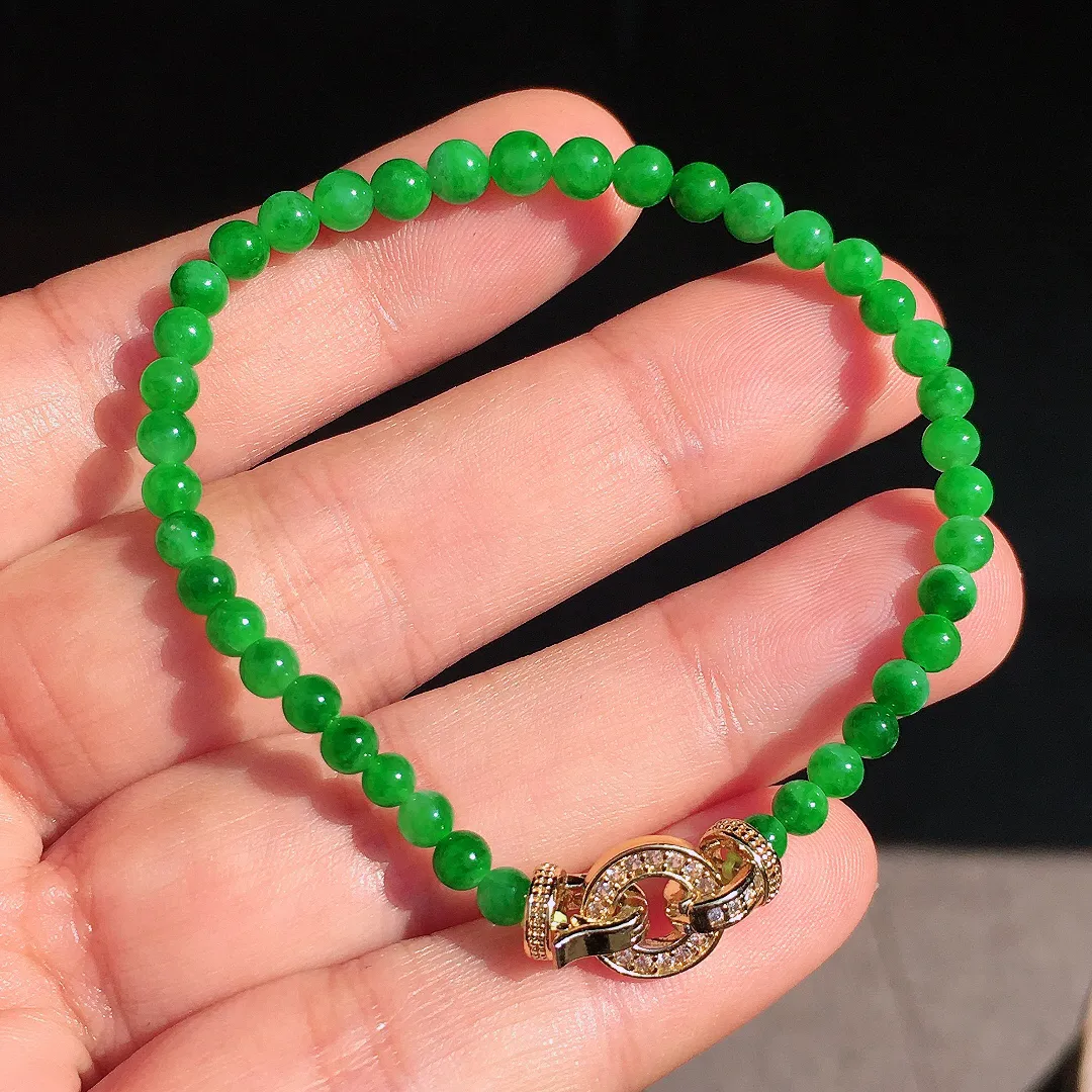 阳绿珠子手串，色泽均匀艳丽，玉质细腻，荧光感超
强，饱满圆润，尽显优雅气质，