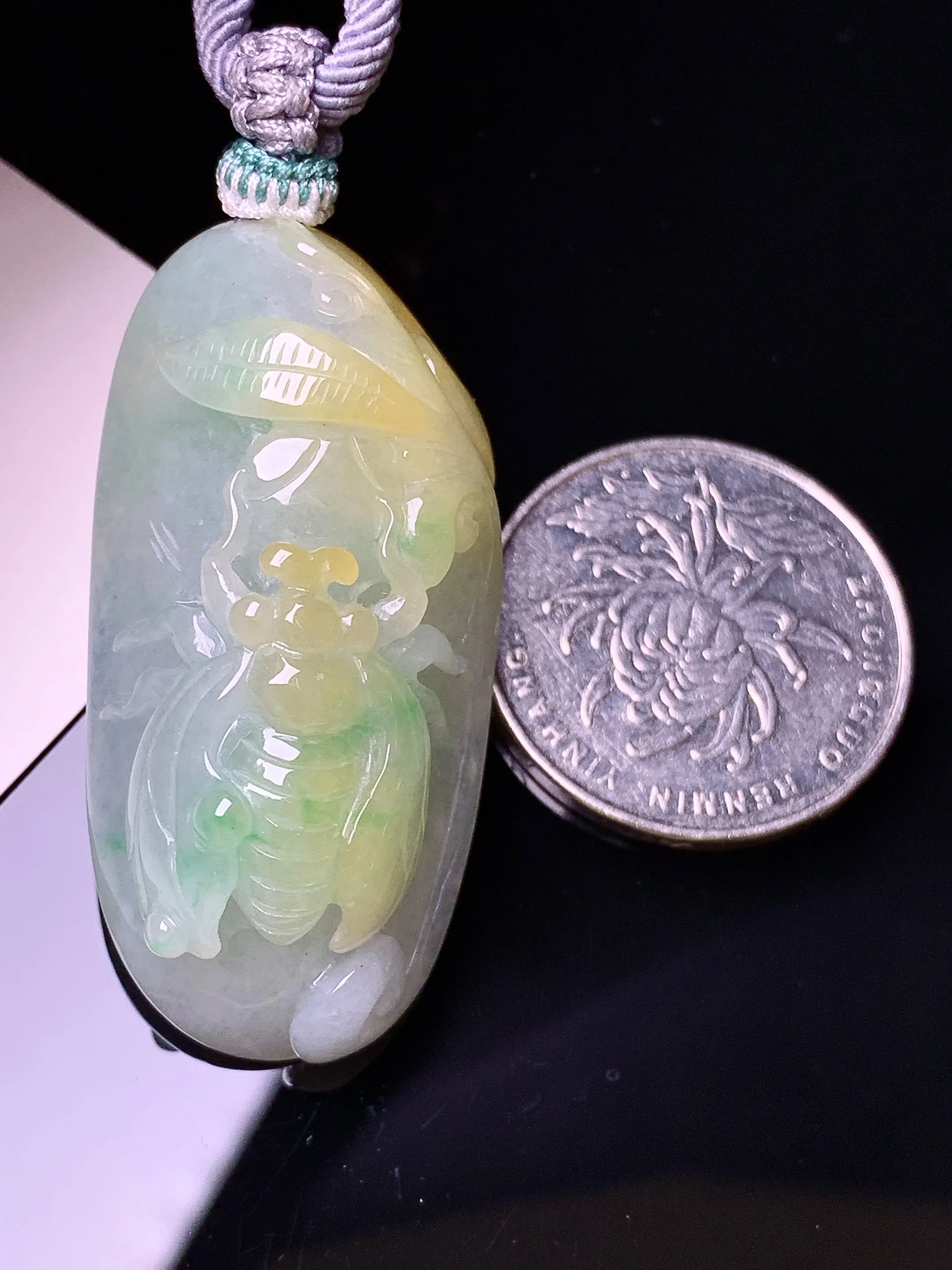 飘黄金蝉吊坠 玉质细腻 水润亮眼 色泽艳丽 整体尺寸43.2*21.5*11.8