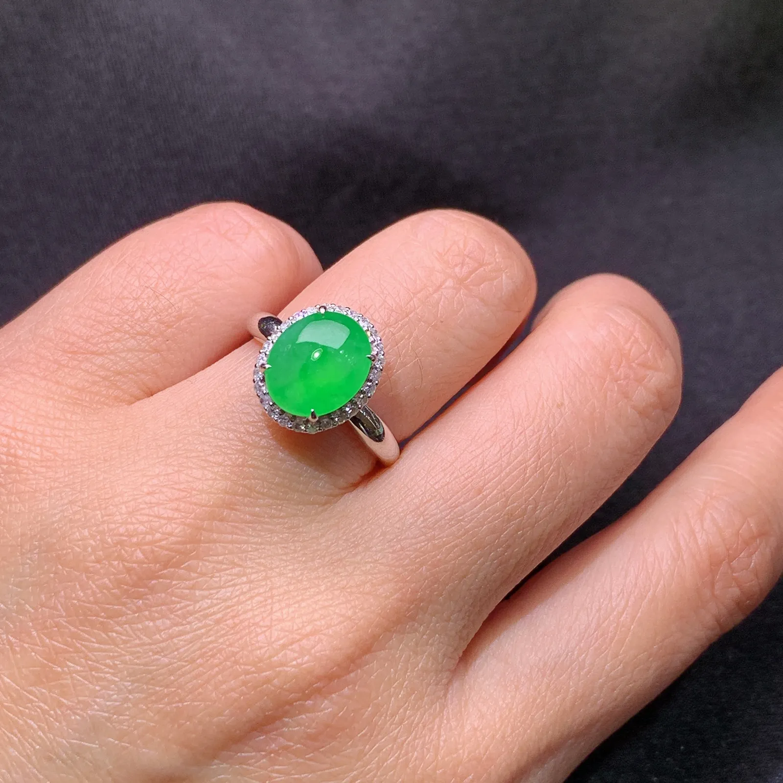 冰阳绿蛋面戒指，18K金镶嵌，款式精美，冰润色阳，种水足，Jc 圈口14 裸石10.2*8.5*3.3