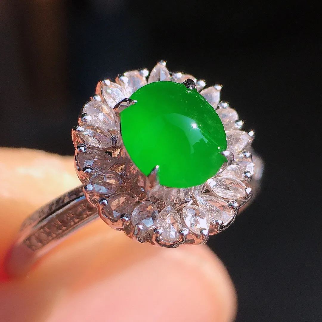 阳绿蛋面戒指，色泽均匀艳丽，玉质细腻，荧光感超
强，饱满圆润，尽显优雅气质，18k
金豪华镶嵌